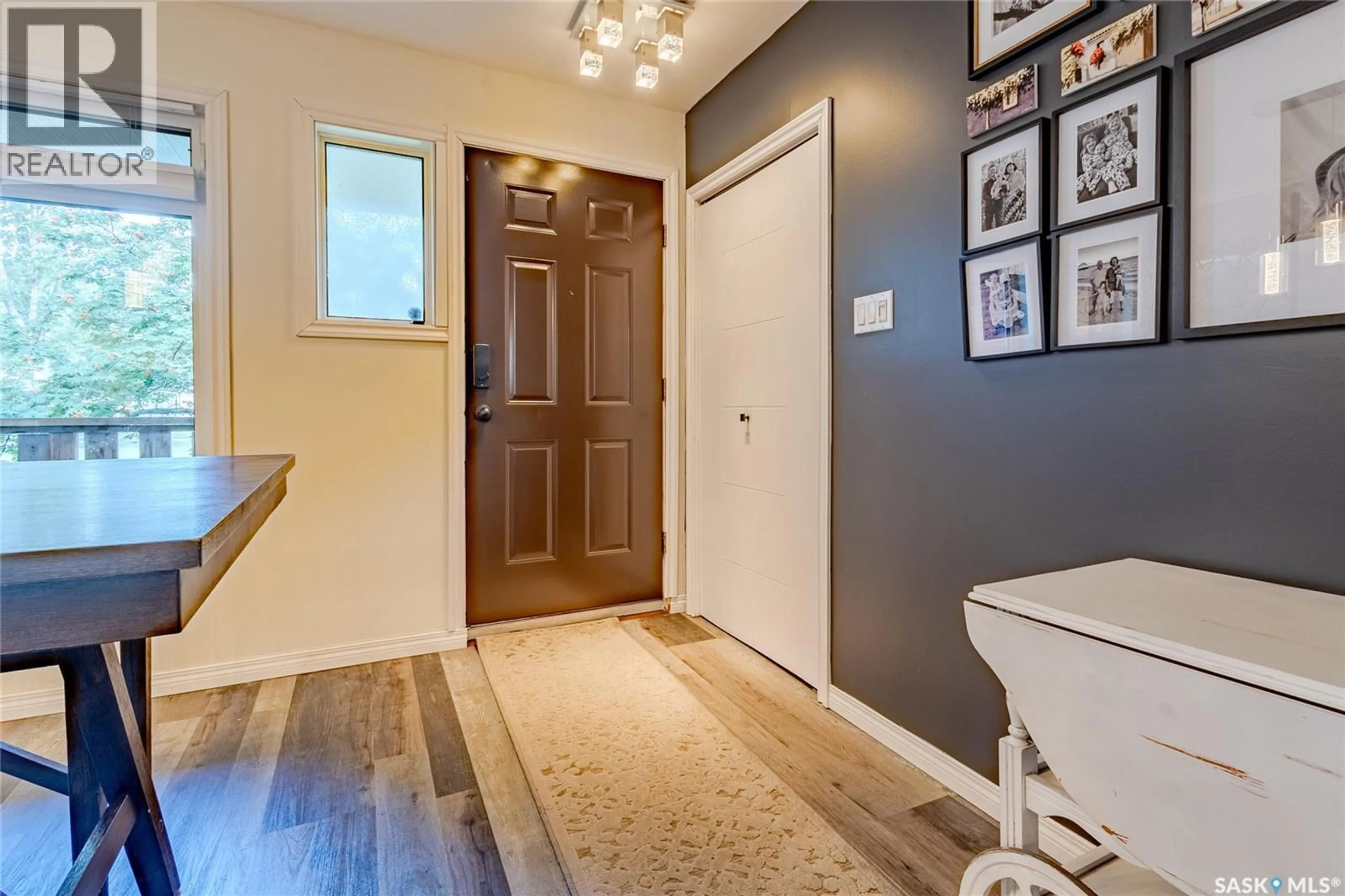 Indoor entryway for 2807 CLARENCE AVENUE, Saskatoon Saskatchewan S7J1M7