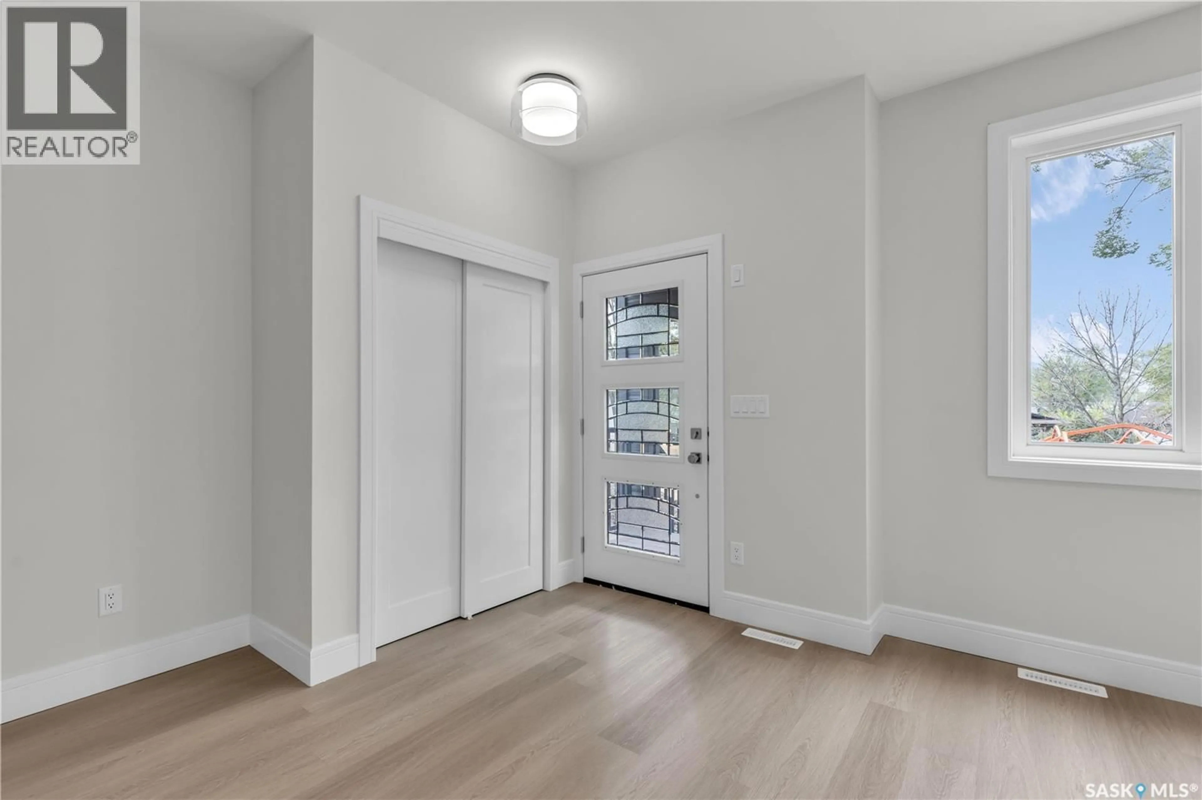 Indoor entryway for 534 K AVENUE, Saskatoon Saskatchewan S7L2M7