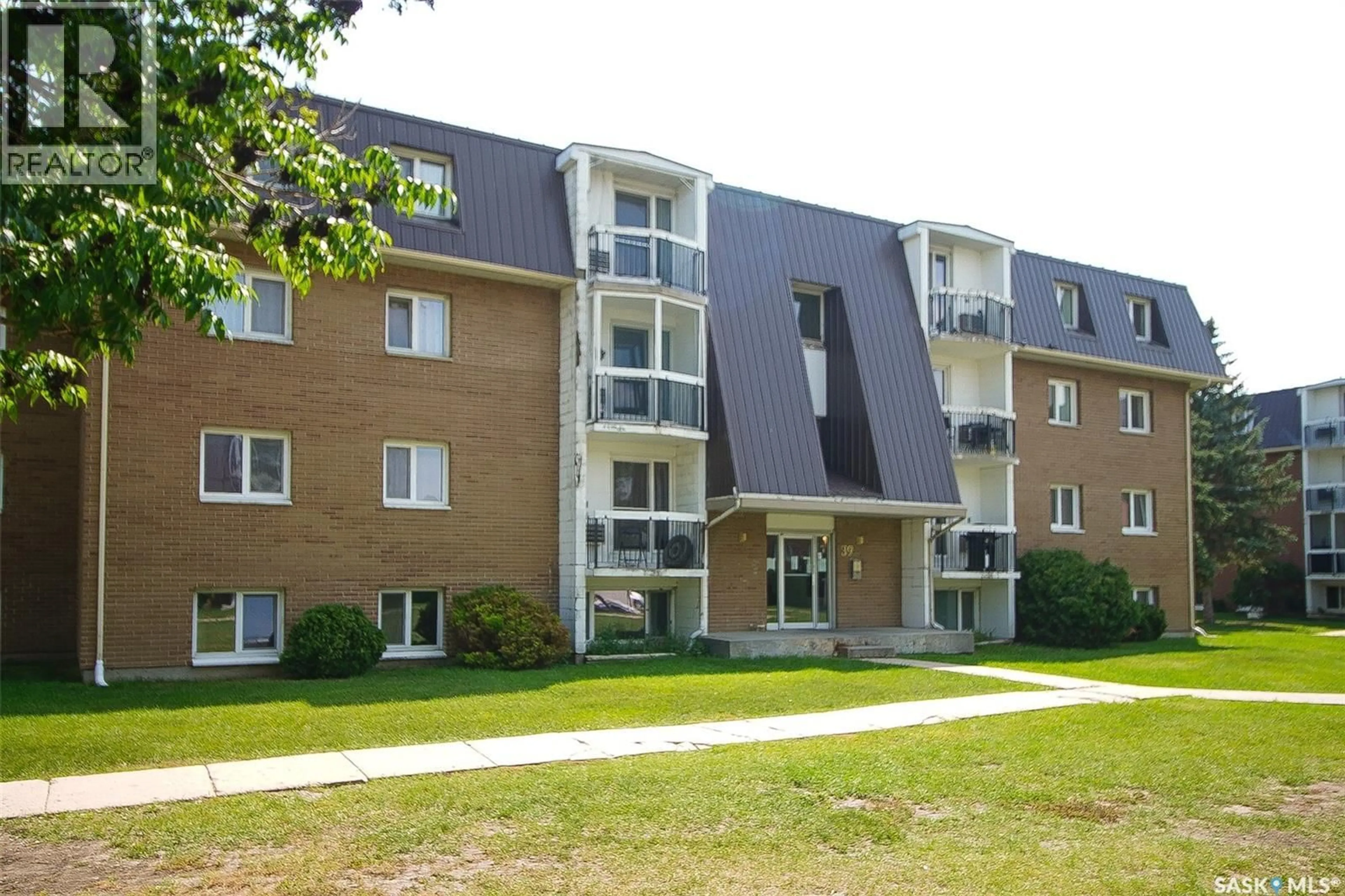 Patio, building for 34 39 CENTENNIAL STREET, Regina Saskatchewan S4S6P8