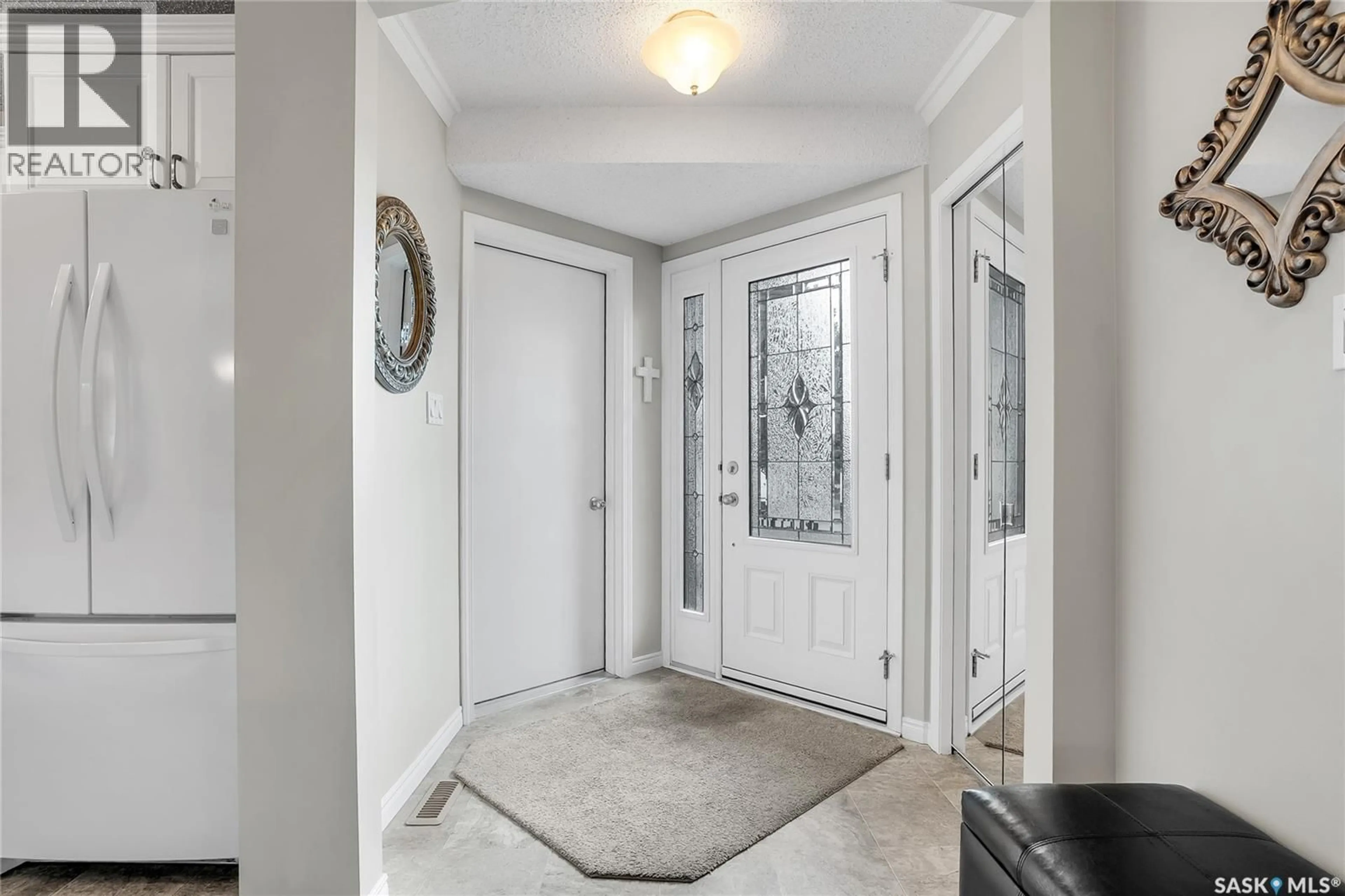Indoor entryway for 38 3415 CALDER CRESCENT, Saskatoon Saskatchewan S7J5A2