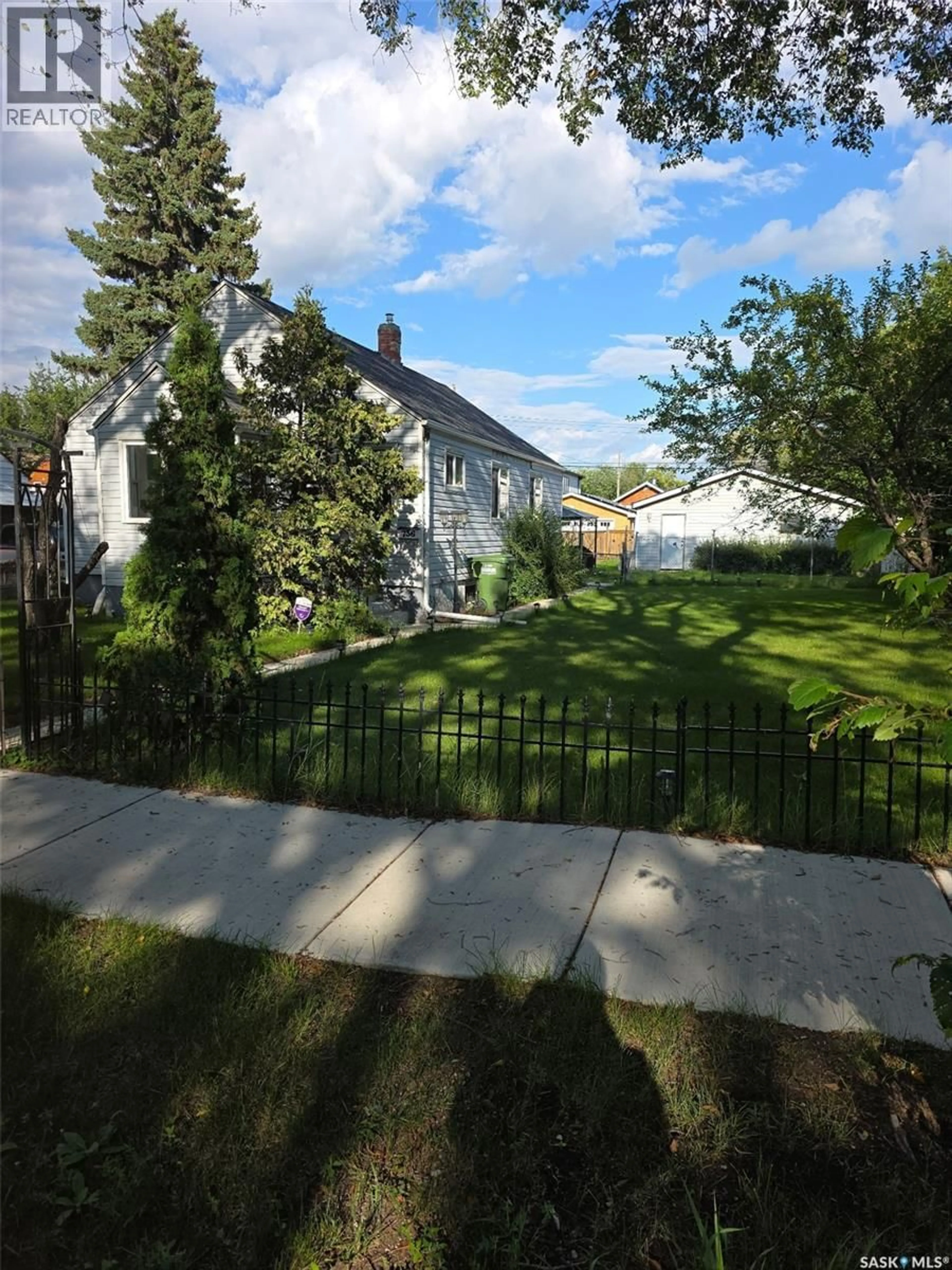 A pic from outside/outdoor area/front of a property/back of a property/a pic from drone, street for 736 I AVENUE, Saskatoon Saskatchewan S7M1Y9