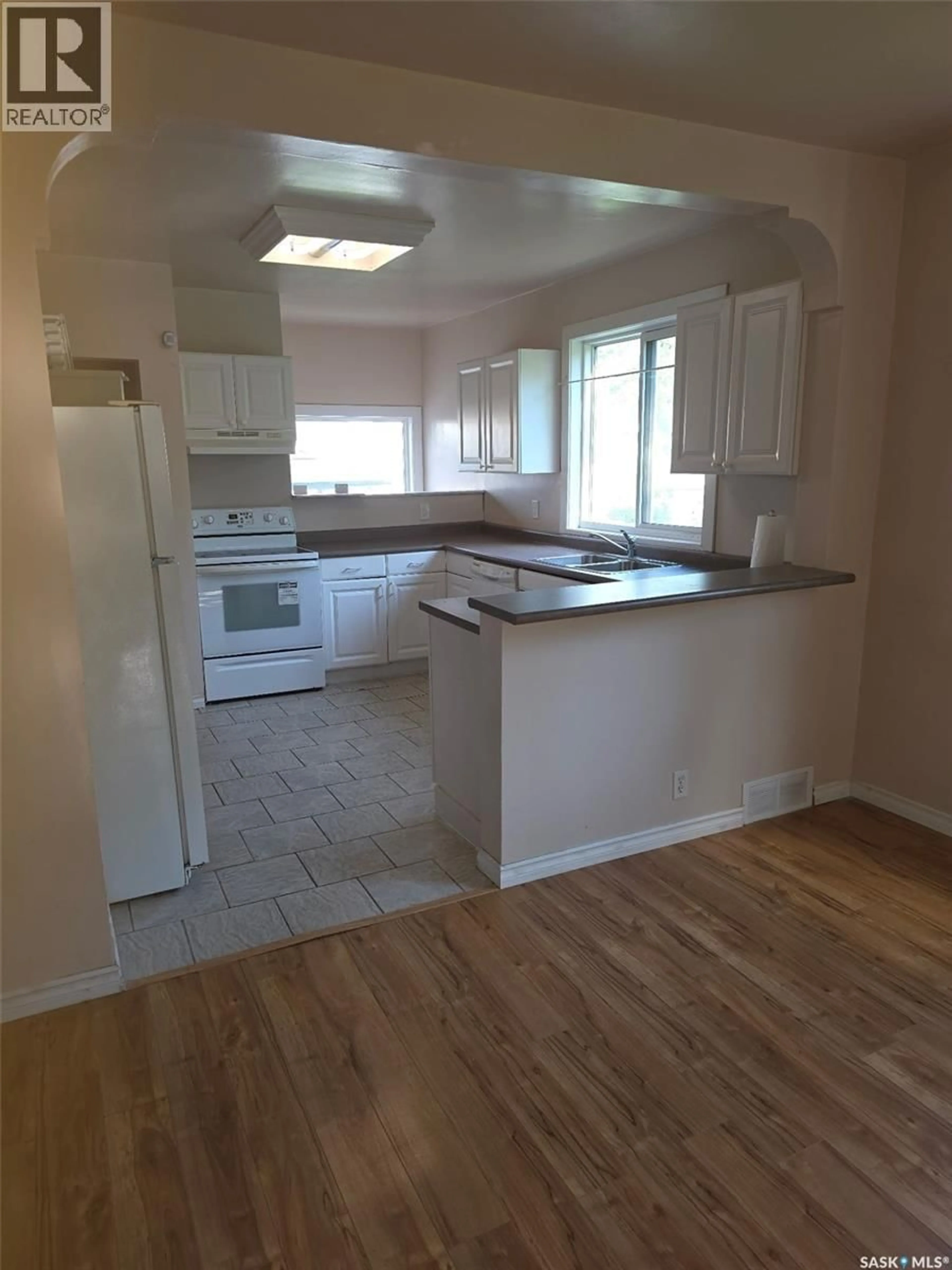 Standard kitchen, unknown for 736 I AVENUE, Saskatoon Saskatchewan S7M1Y9