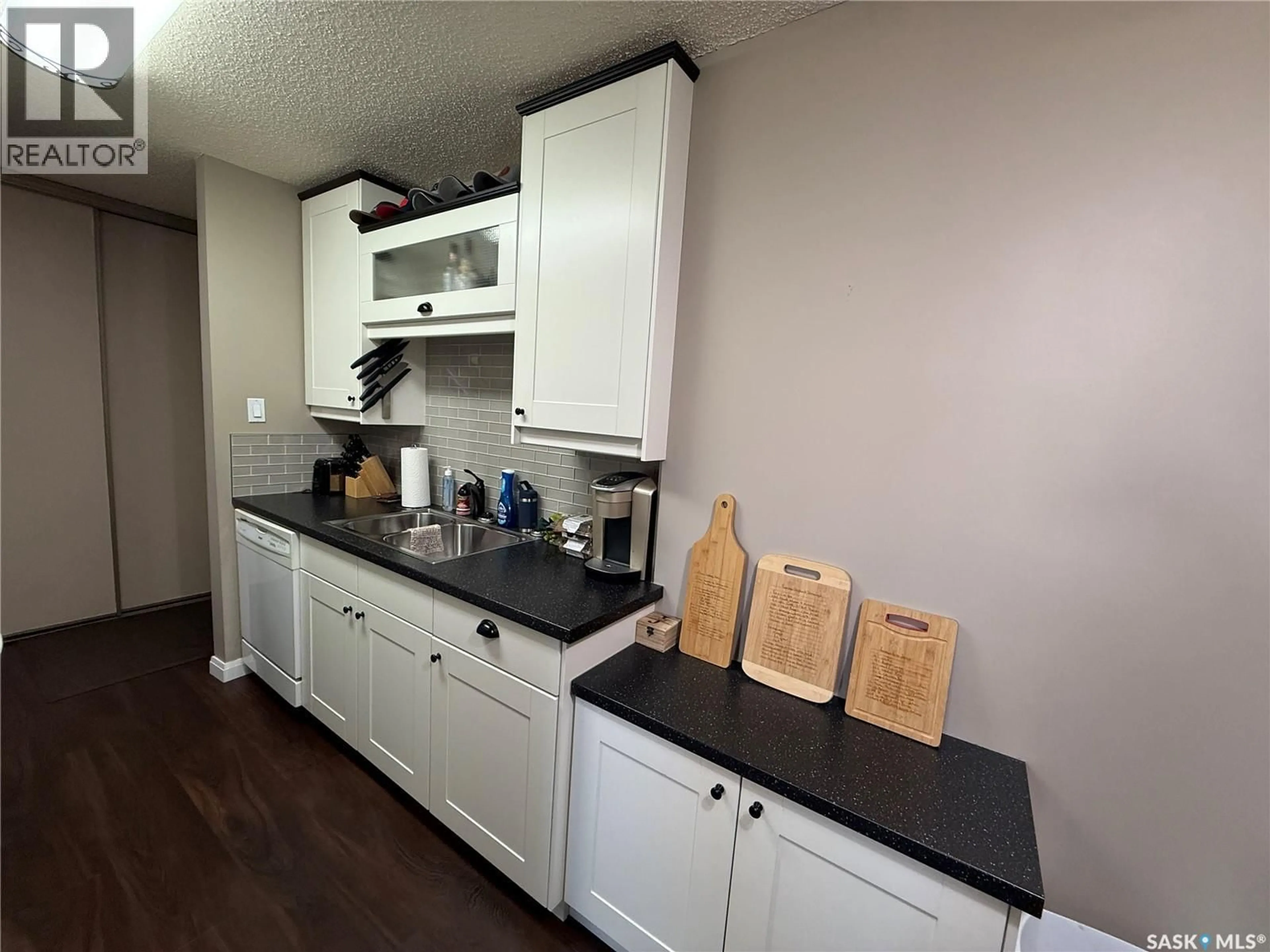 Standard kitchen, wood/laminate floor for 207C - 312 TAIT PLACE, Saskatoon Saskatchewan S7H5L8