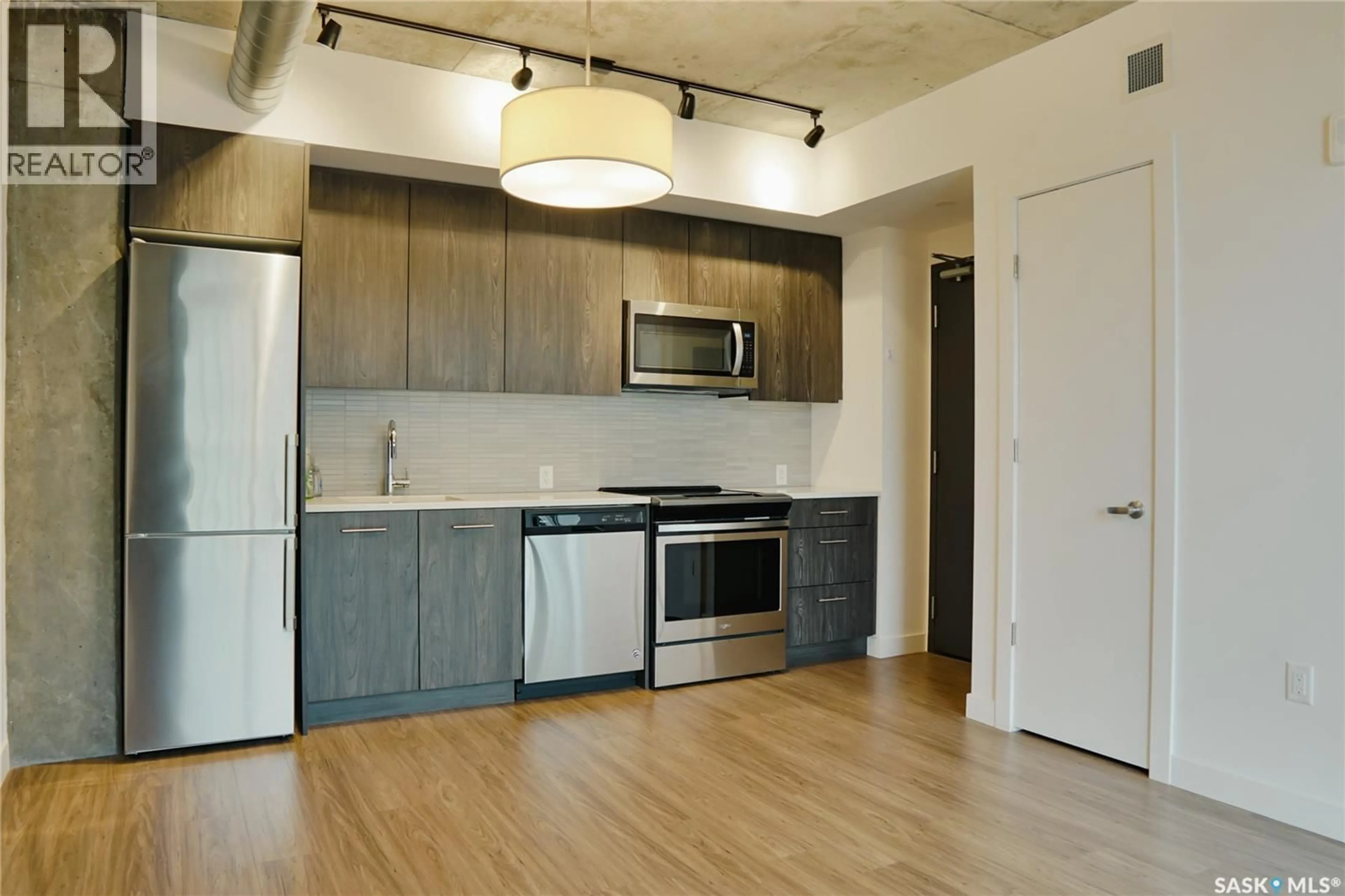 Standard kitchen, wood/laminate floor for 490 - 804 2ND AVENUE, Saskatoon Saskatchewan S7K4H5