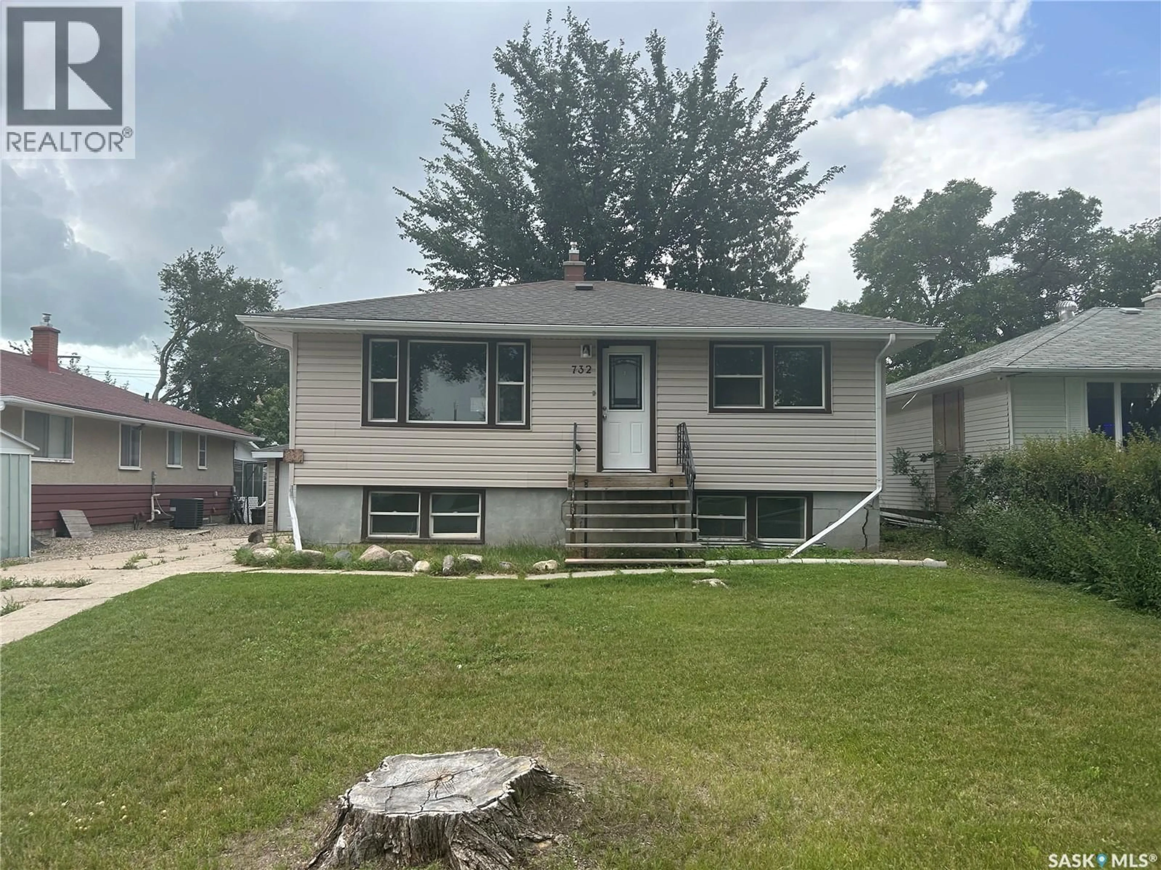 Home with vinyl exterior material, street for 732 GREY STREET, Regina Saskatchewan S4T5G5