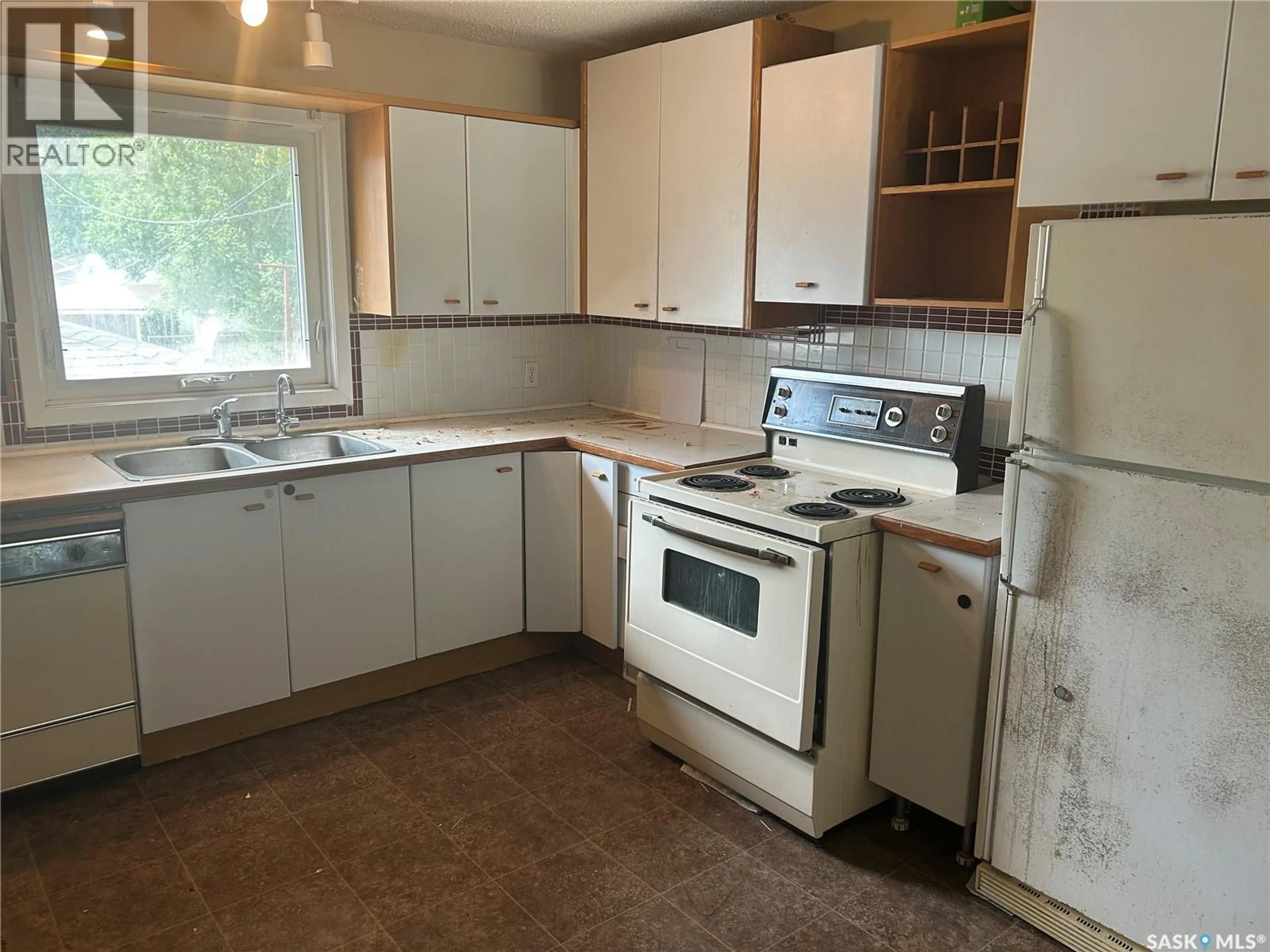 Standard kitchen, unknown for 732 GREY STREET, Regina Saskatchewan S4T5G5