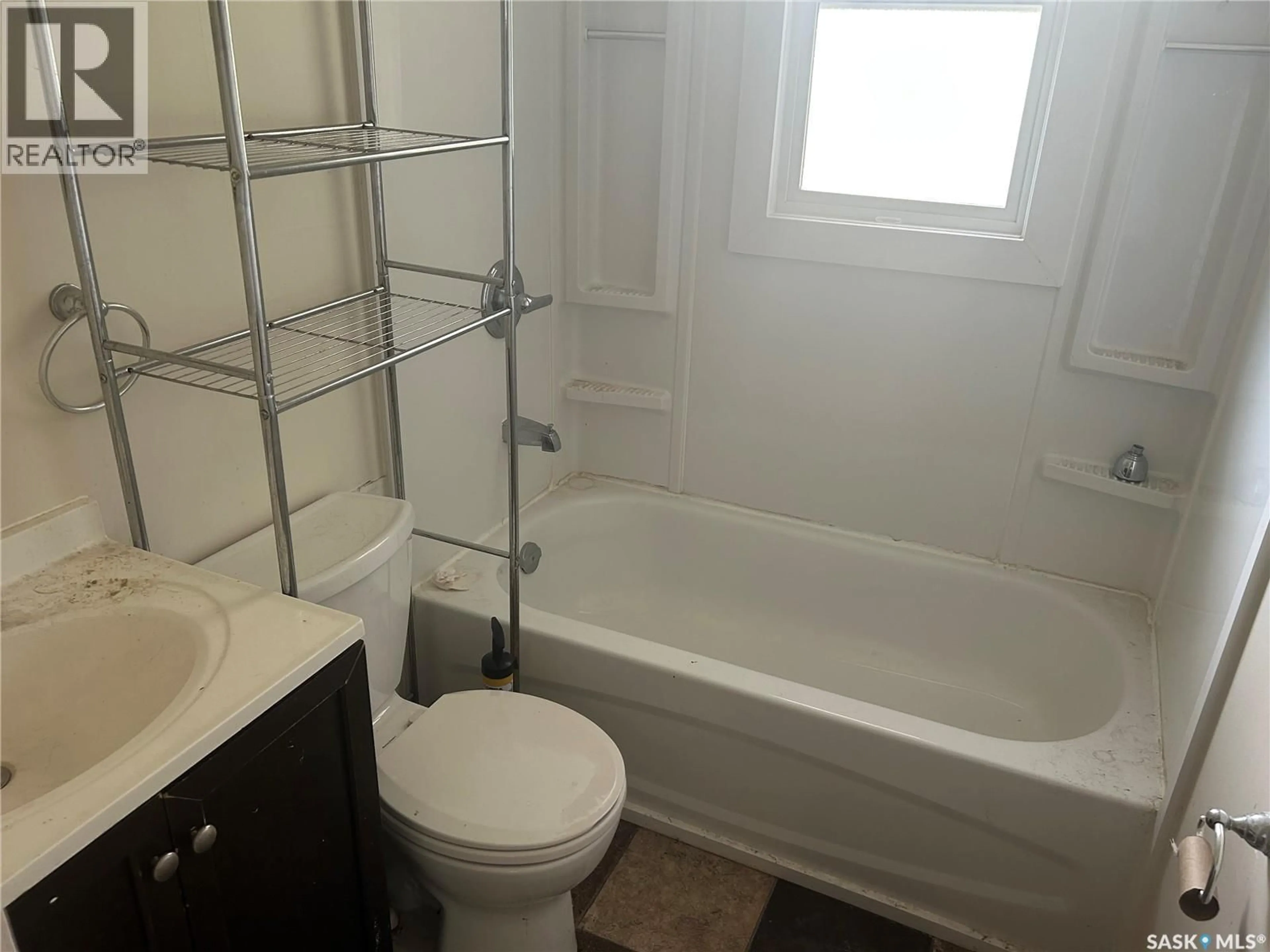 Standard bathroom, unknown for 732 GREY STREET, Regina Saskatchewan S4T5G5