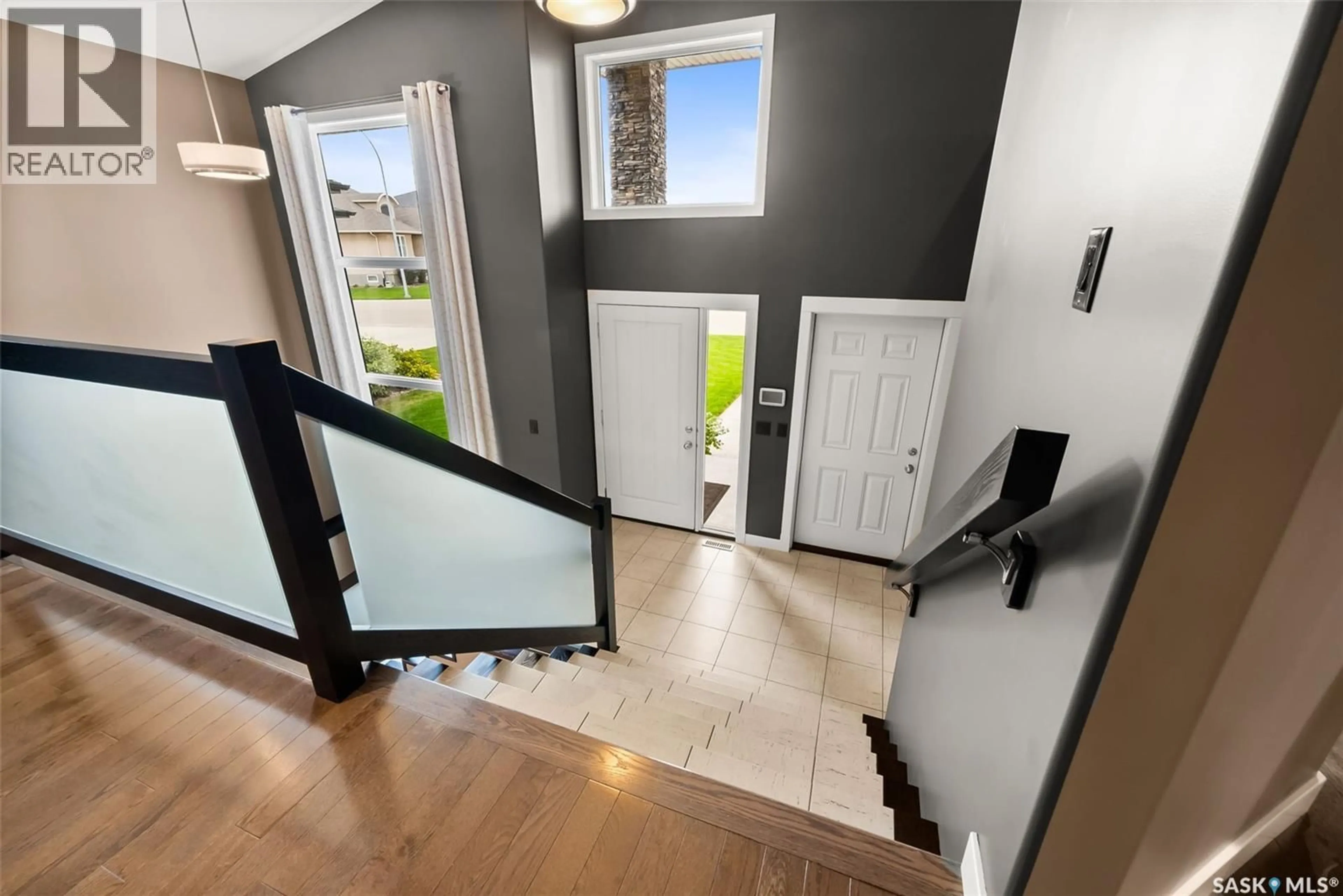 Indoor entryway for 8062 WASCANA GARDENS DRIVE, Regina Saskatchewan S4V1G2