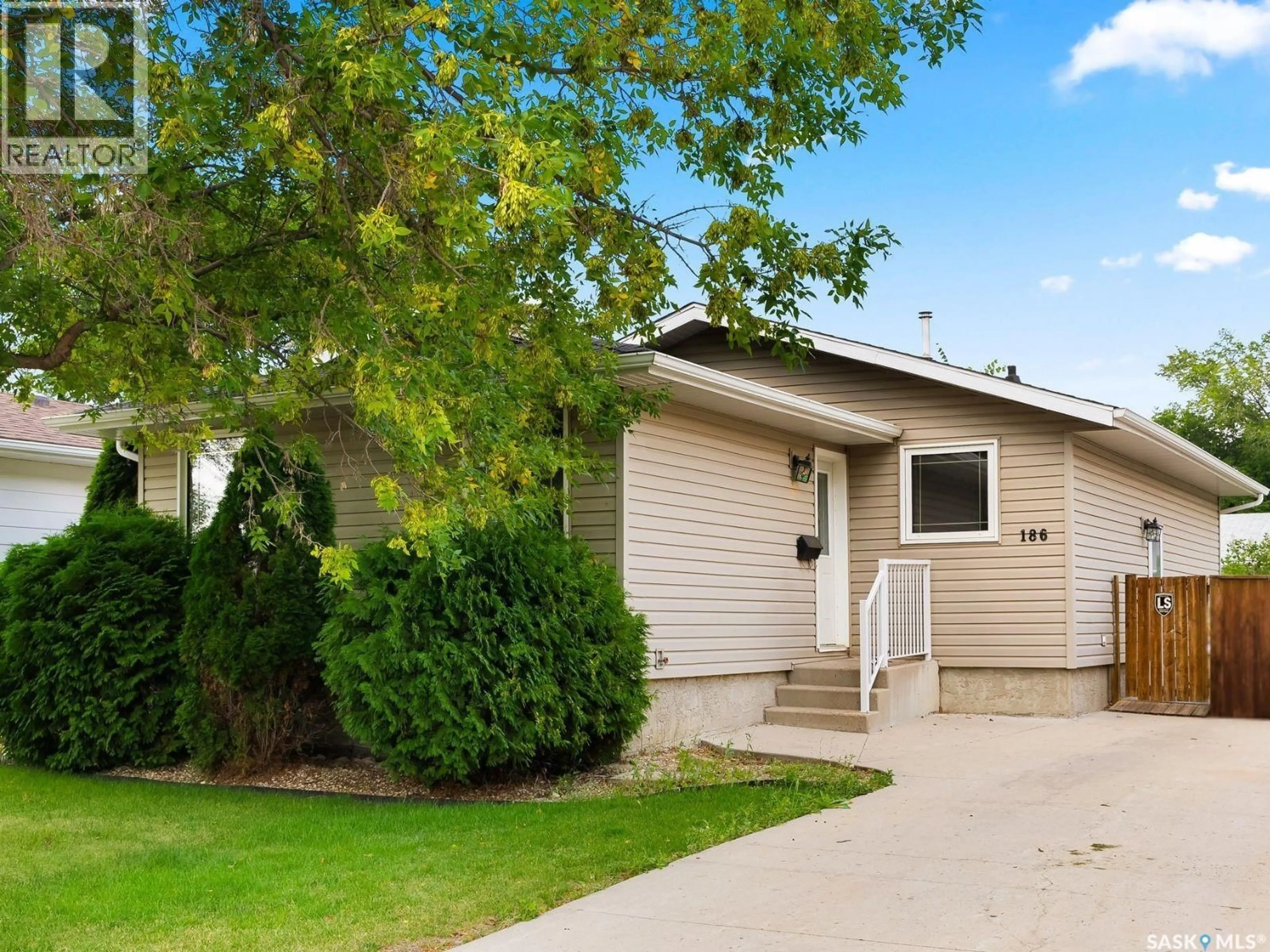 Home with vinyl exterior material, street for 186 CHURCH DRIVE, Regina Saskatchewan S4X1M1
