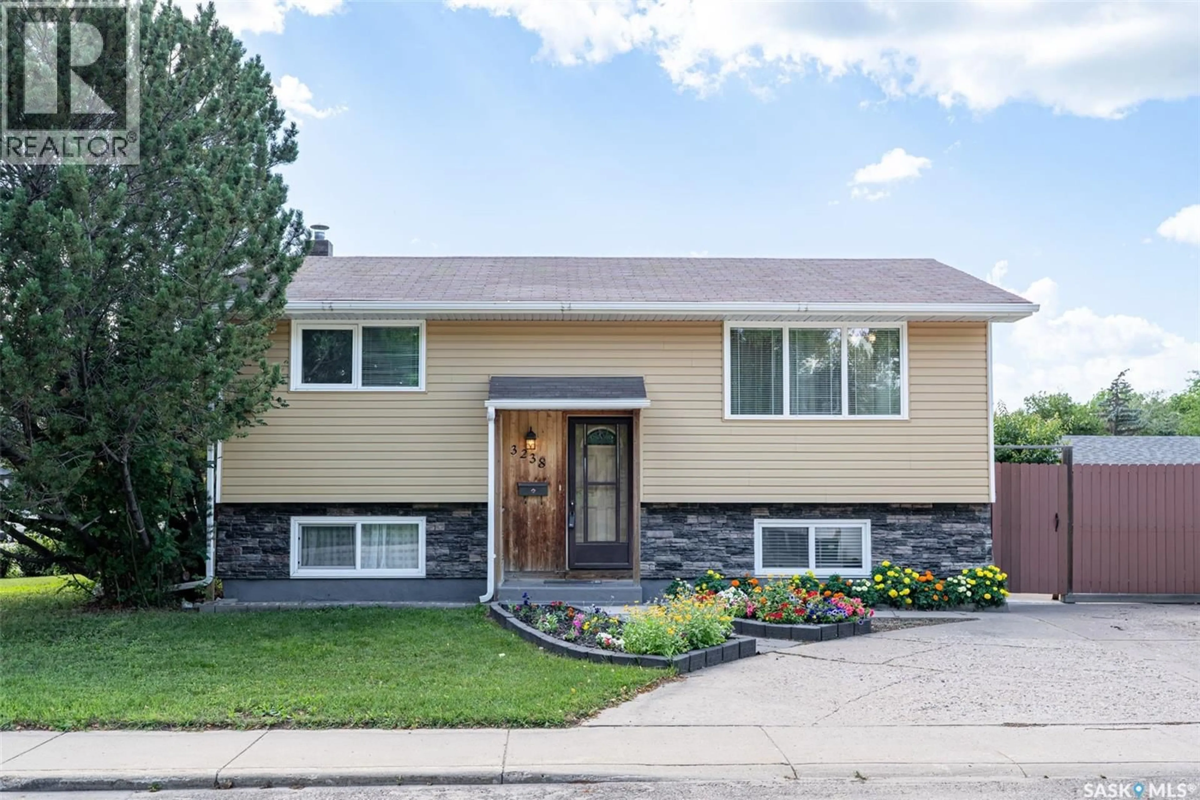 Home with vinyl exterior material, street for 3238 MASSEY DRIVE, Saskatoon Saskatchewan S7L4M9