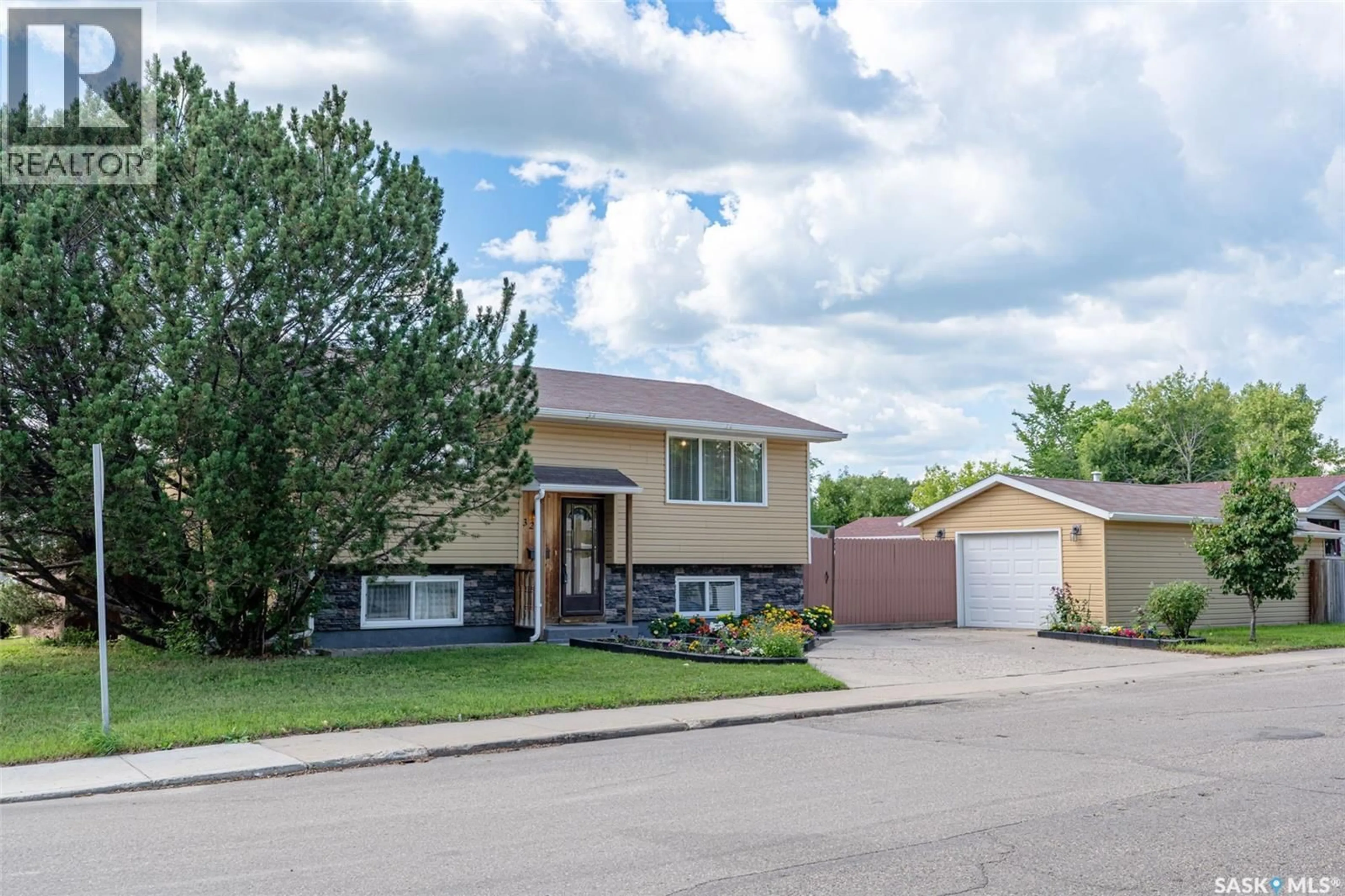 Home with vinyl exterior material, street for 3238 MASSEY DRIVE, Saskatoon Saskatchewan S7L4M9