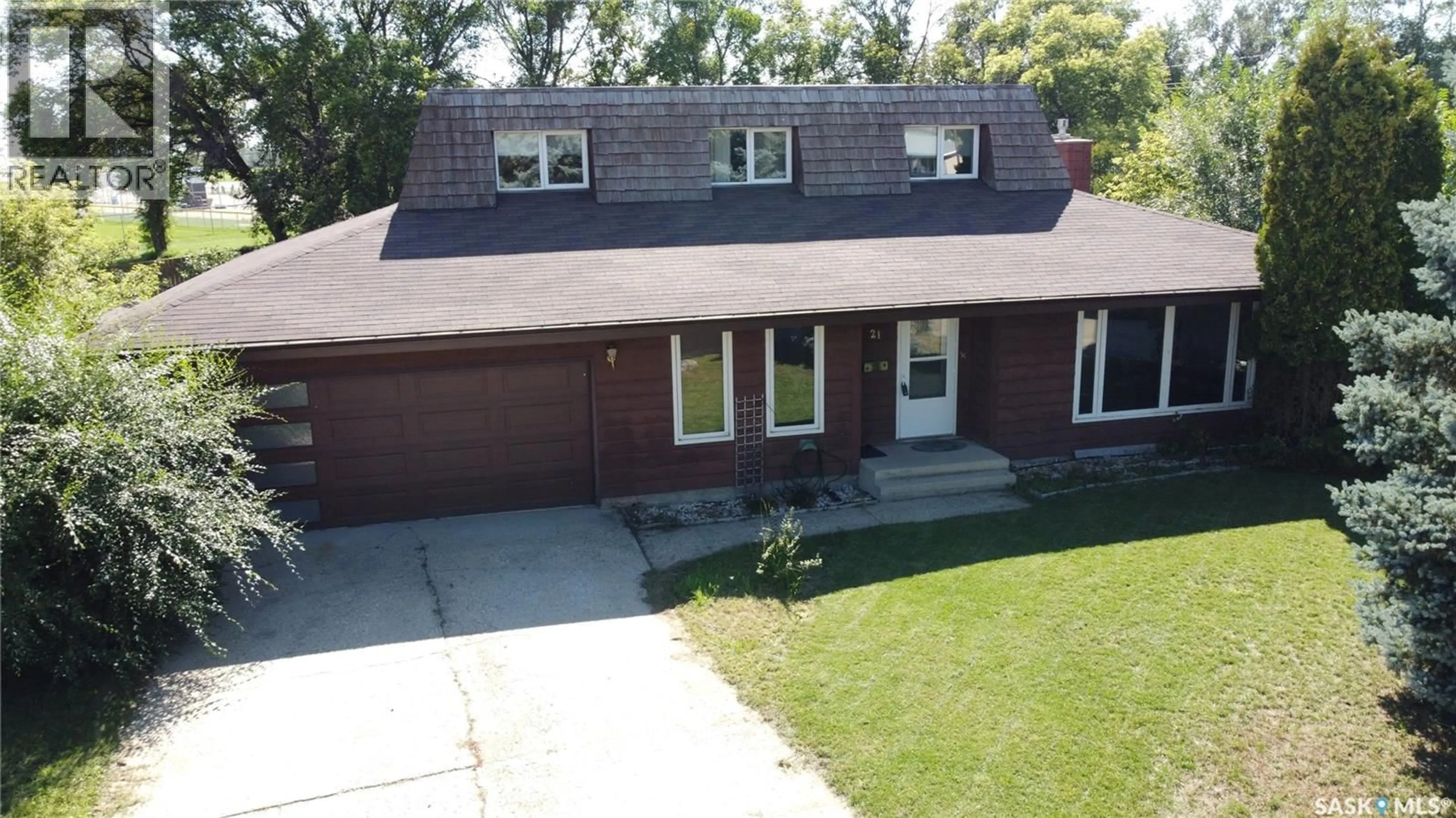 A pic from outside/outdoor area/front of a property/back of a property/a pic from drone, street for 21 HAYWARD PLACE, Swift Current Saskatchewan S9H3Z9