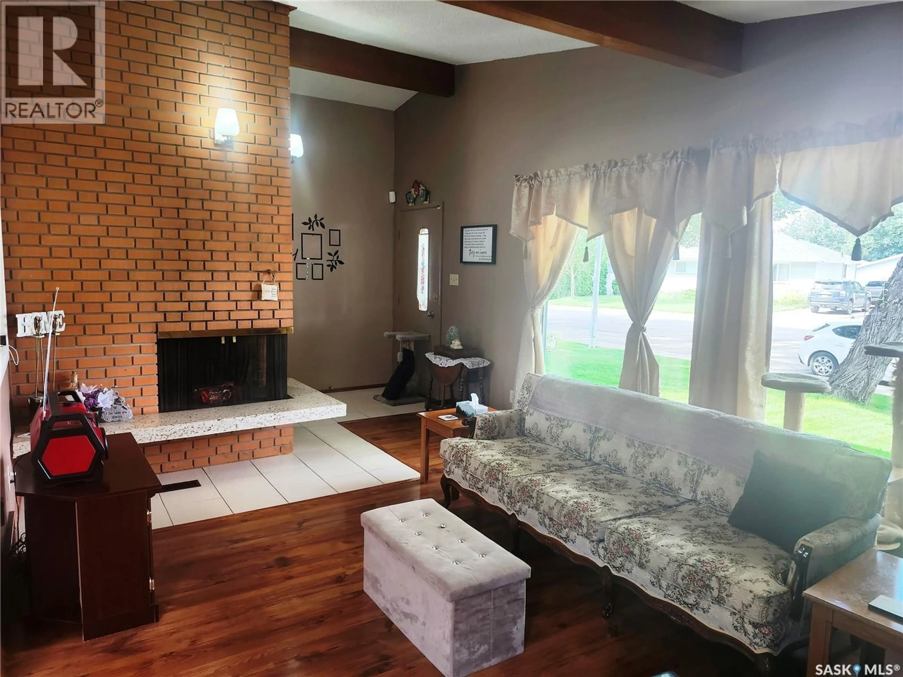 Living room with furniture, unknown for 230 VANCOUVER AVENUE, Saskatoon Saskatchewan S7L3F6
