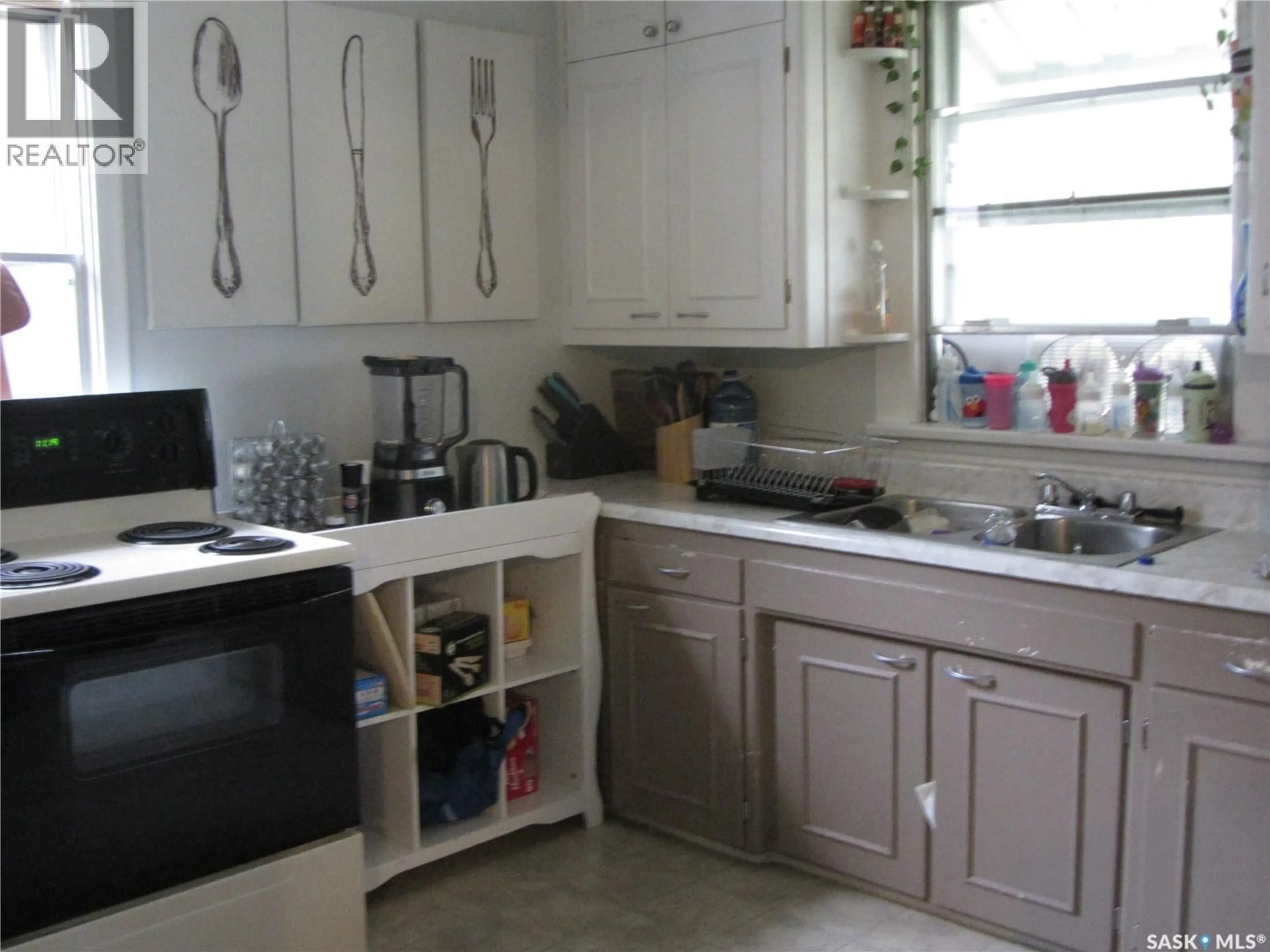 Standard kitchen, ceramic/tile floor for 606 BALMORAL STREET, Saskatoon Saskatchewan S7K0Y7