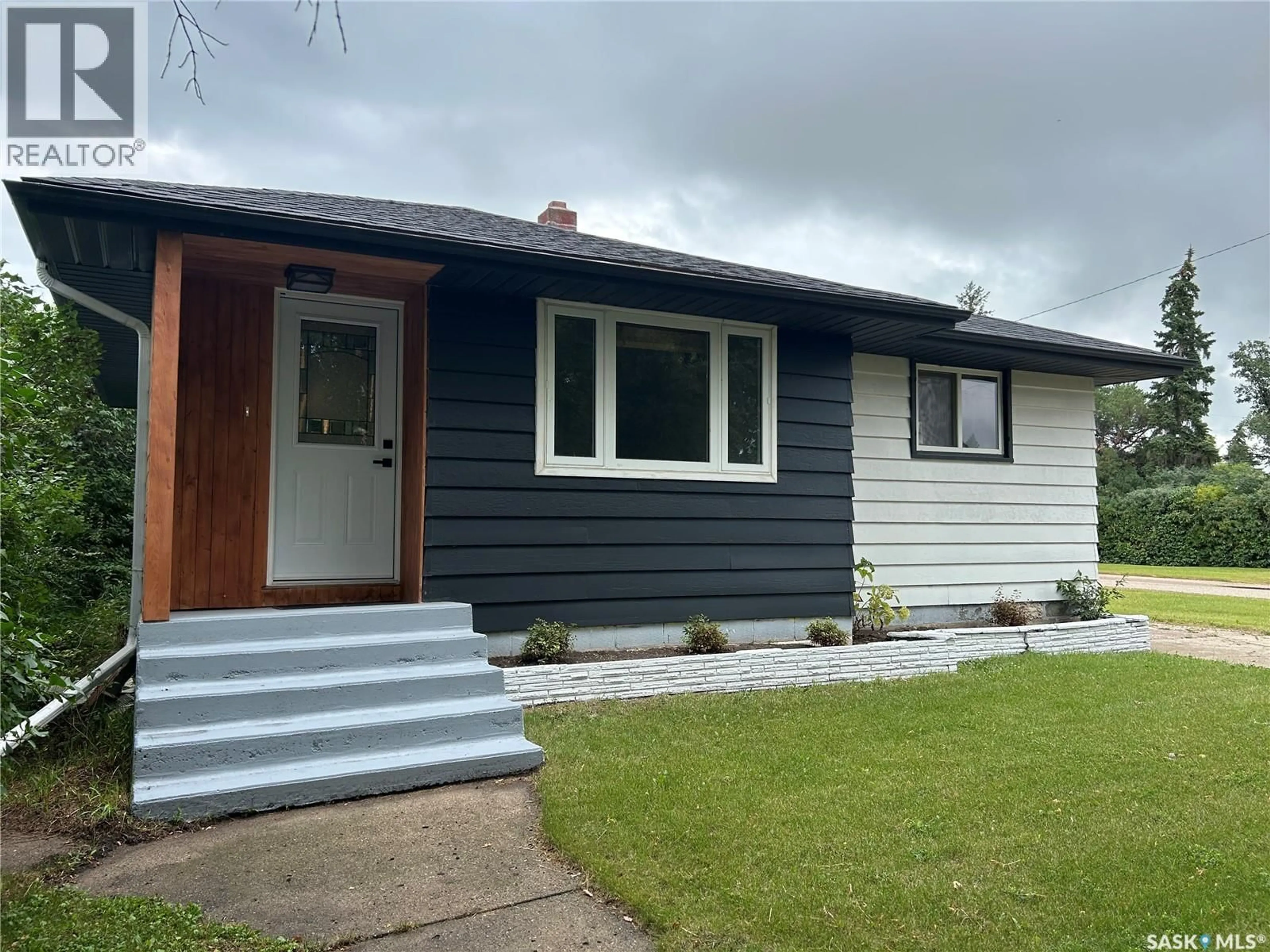 Home with vinyl exterior material, street for 301 3RD AVENUE, Nokomis Saskatchewan S0G3R0