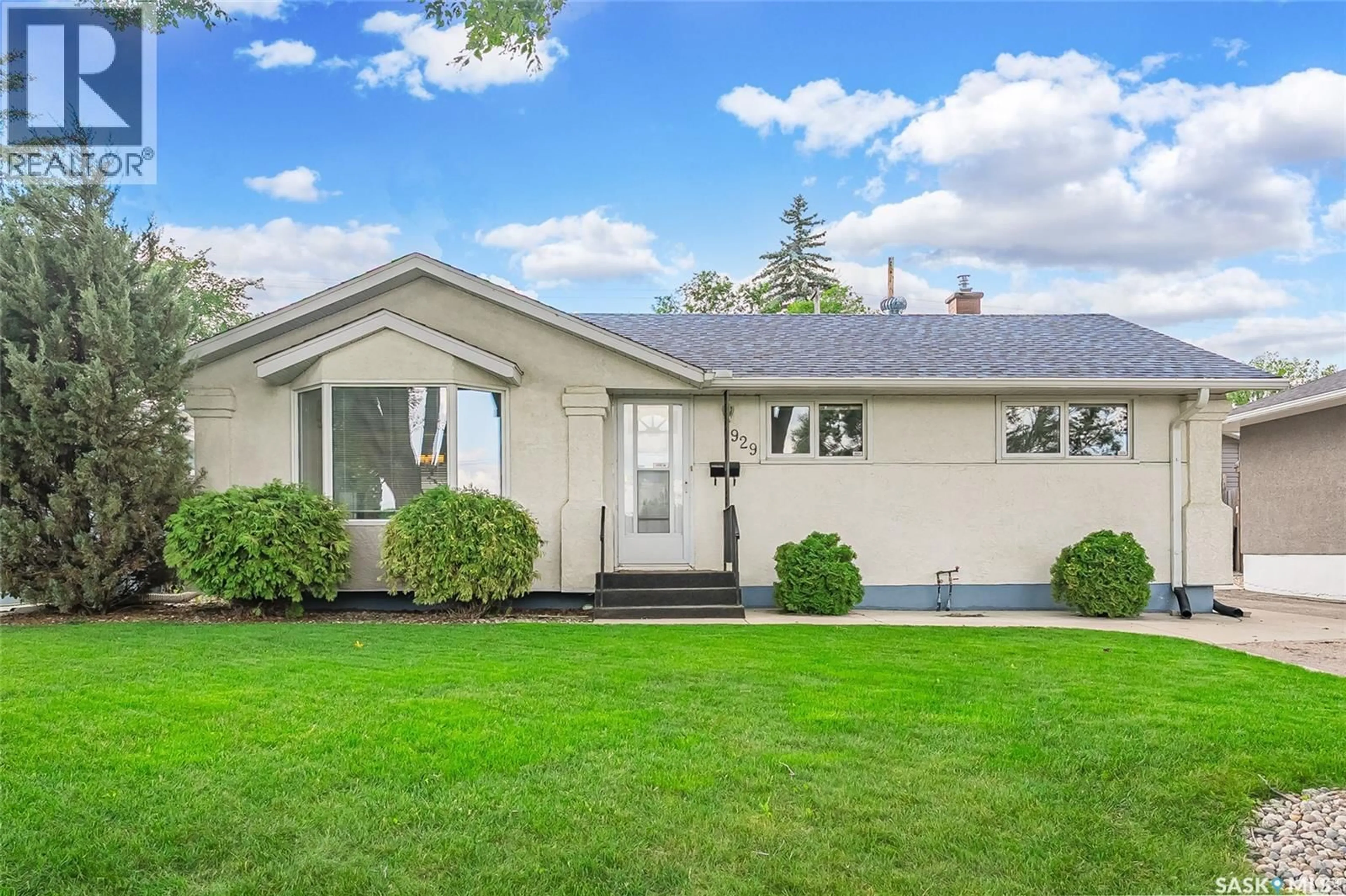 Home with vinyl exterior material, street for 929 TROTTER CRESCENT, Saskatoon Saskatchewan S7L3P9