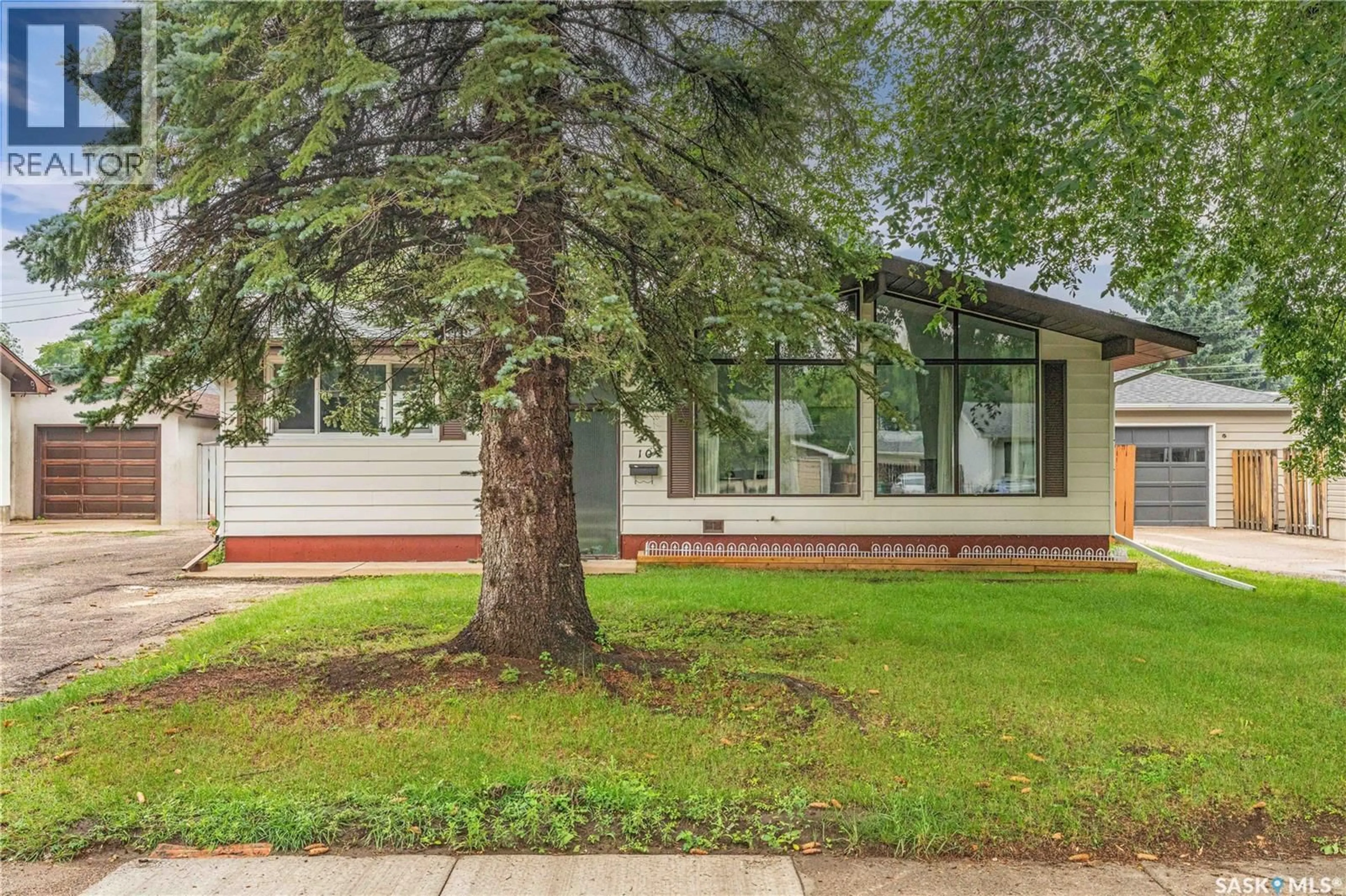 Home with vinyl exterior material, street for 10 MACDONALD CRESCENT, Saskatoon Saskatchewan S7H3G6