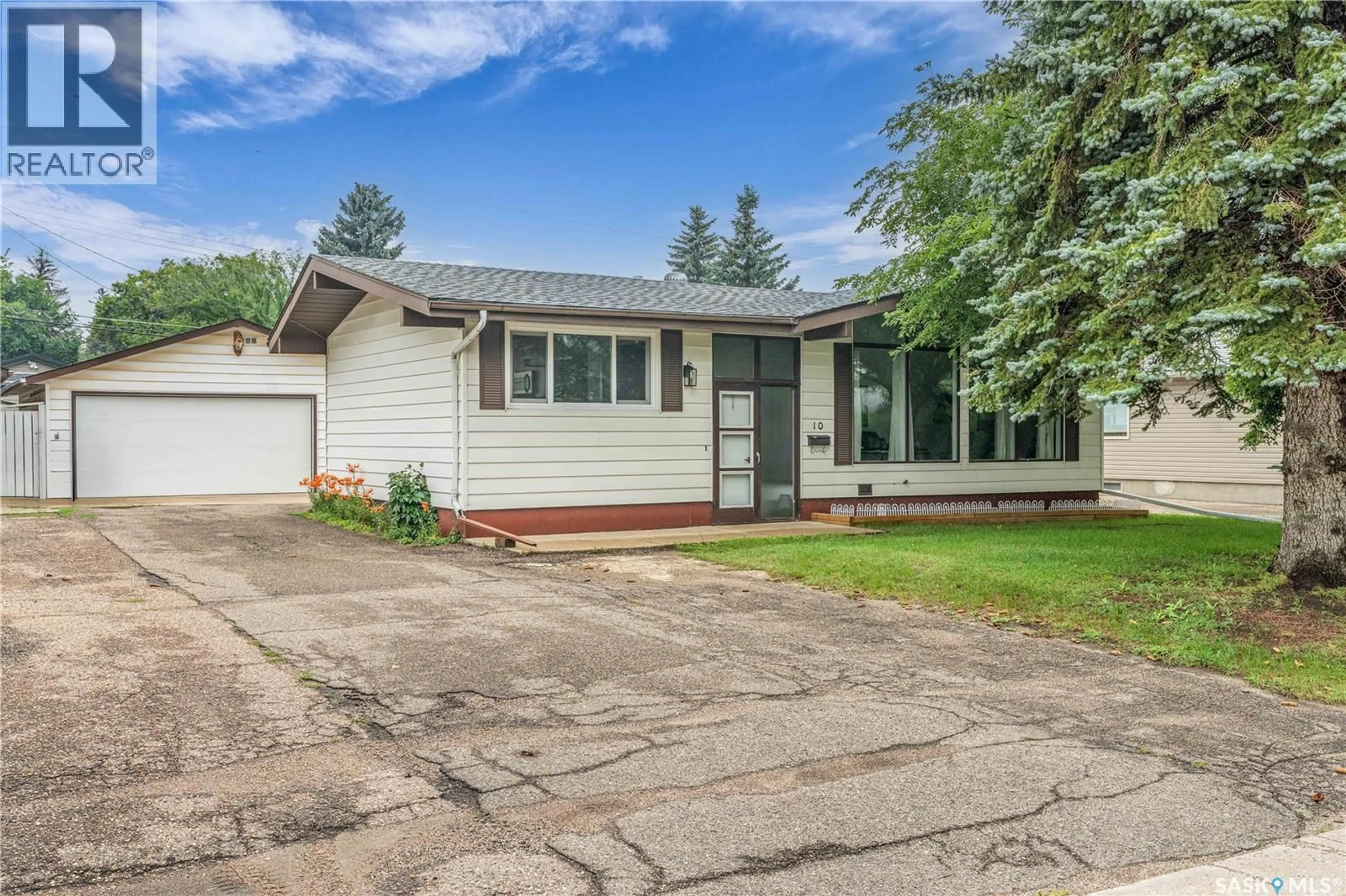 Home with vinyl exterior material, street for 10 MACDONALD CRESCENT, Saskatoon Saskatchewan S7H3G6