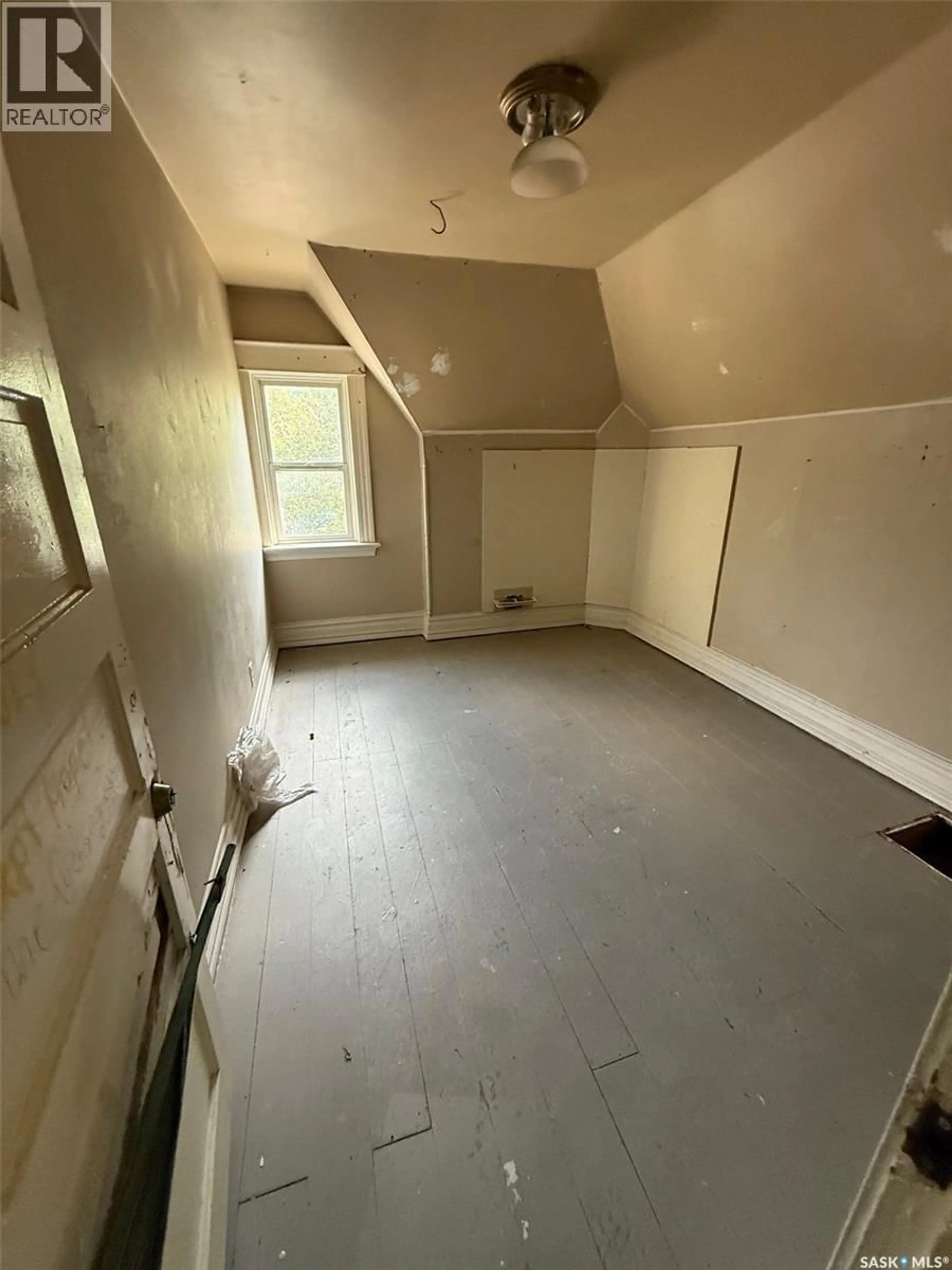 A pic of a room for 1524 VICTORIA AVENUE, Regina Saskatchewan S4P0P5