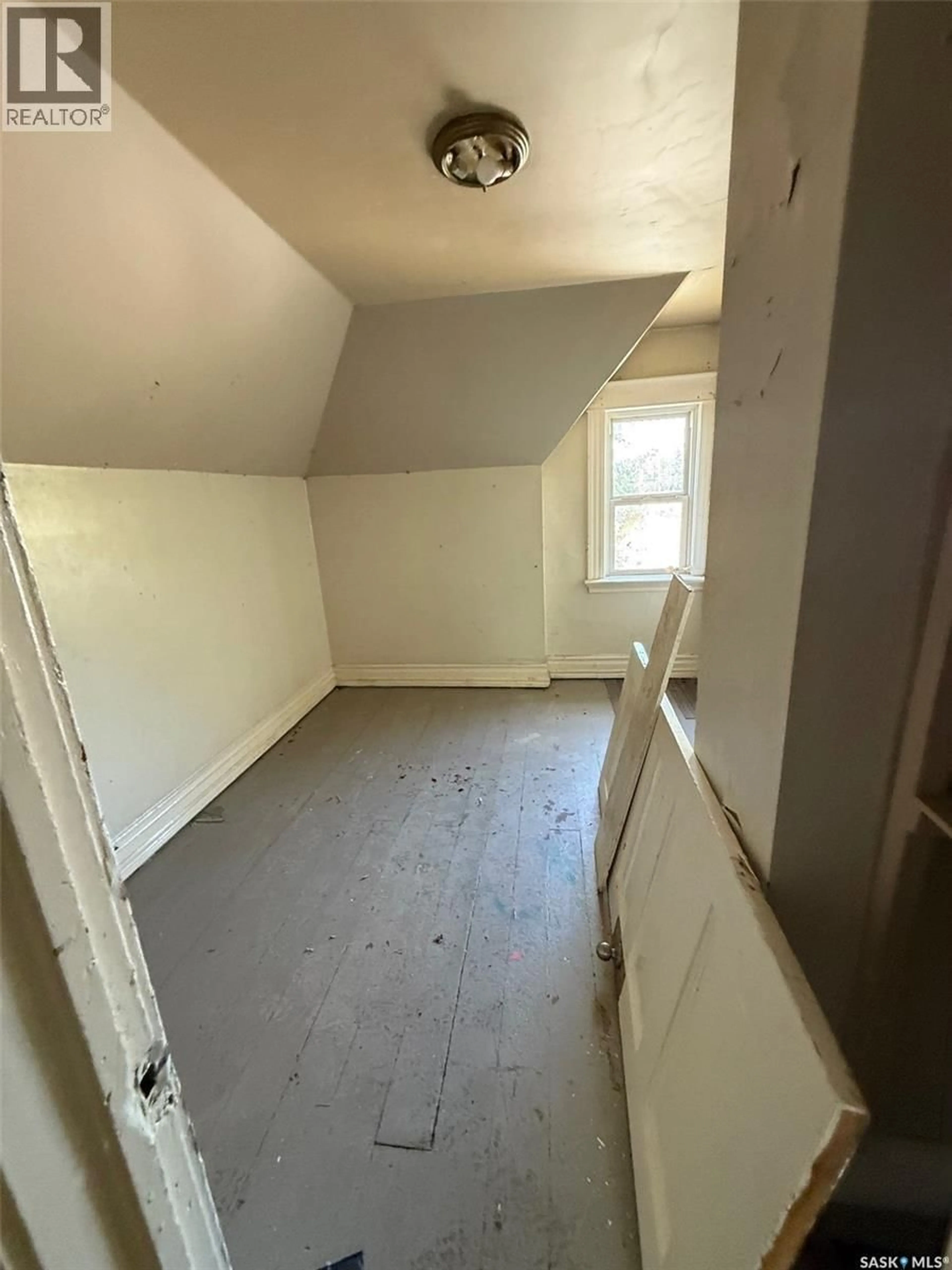 A pic of a room for 1524 VICTORIA AVENUE, Regina Saskatchewan S4P0P5