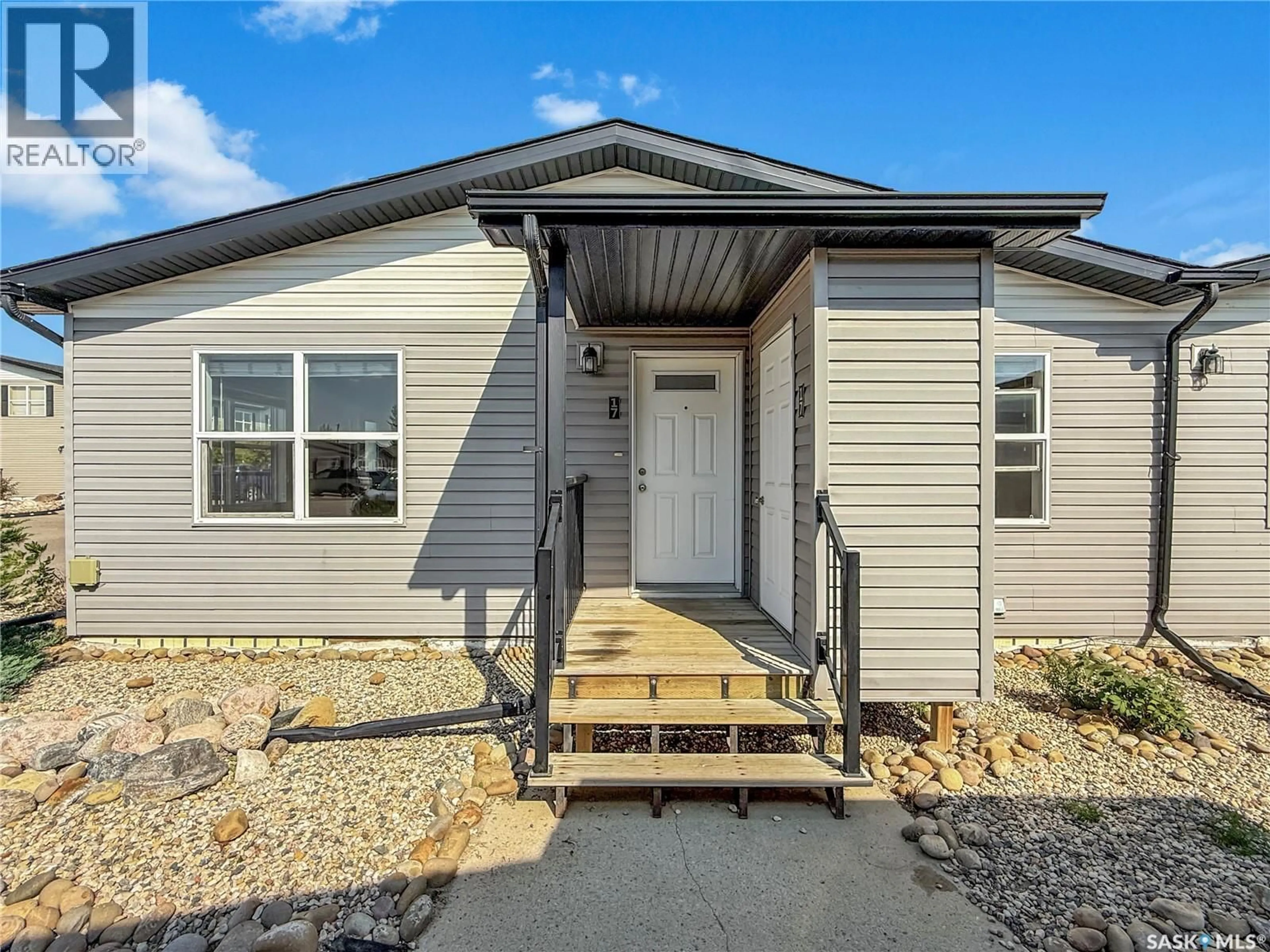 Home with vinyl exterior material, street for E - 17 1275 SOUTH RAILWAY STREET, Swift Current Saskatchewan S9H5P3