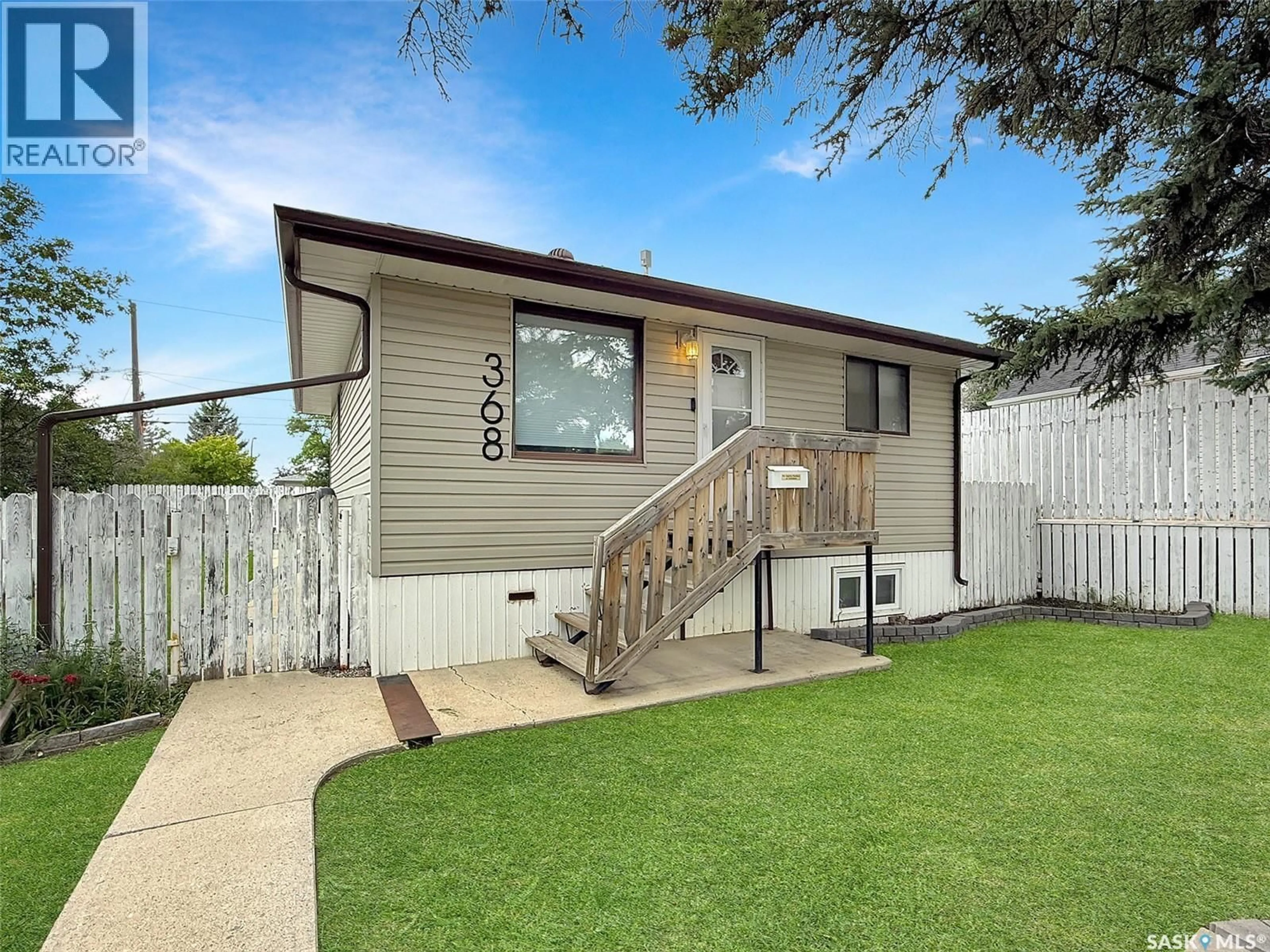 Home with vinyl exterior material, street for 368 9TH AVENUE, Swift Current Saskatchewan S9H1A9