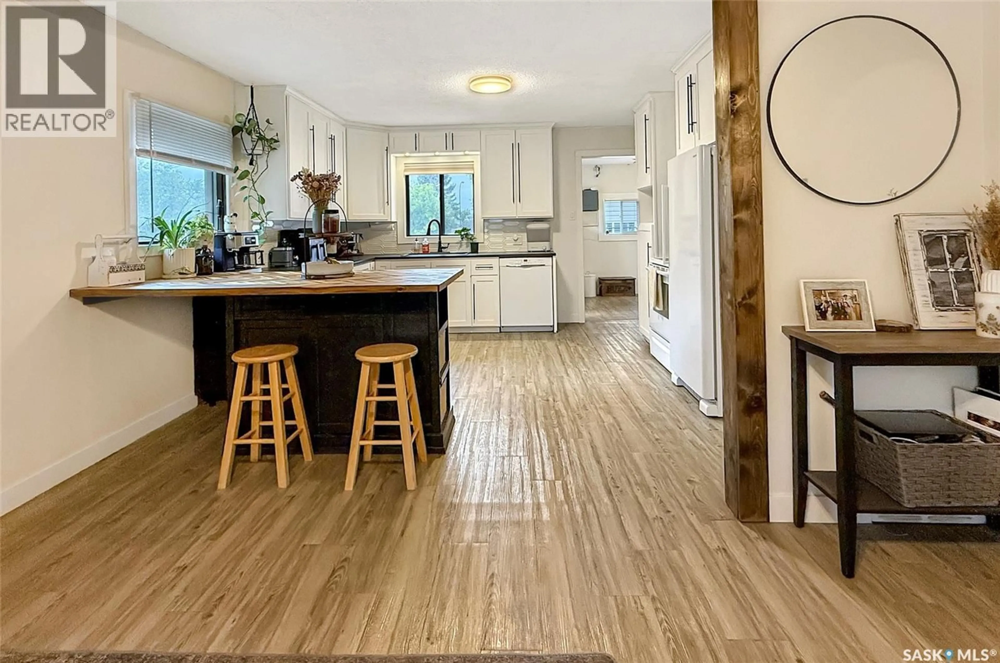 Open concept kitchen, unknown for 368 9TH AVENUE, Swift Current Saskatchewan S9H1A9