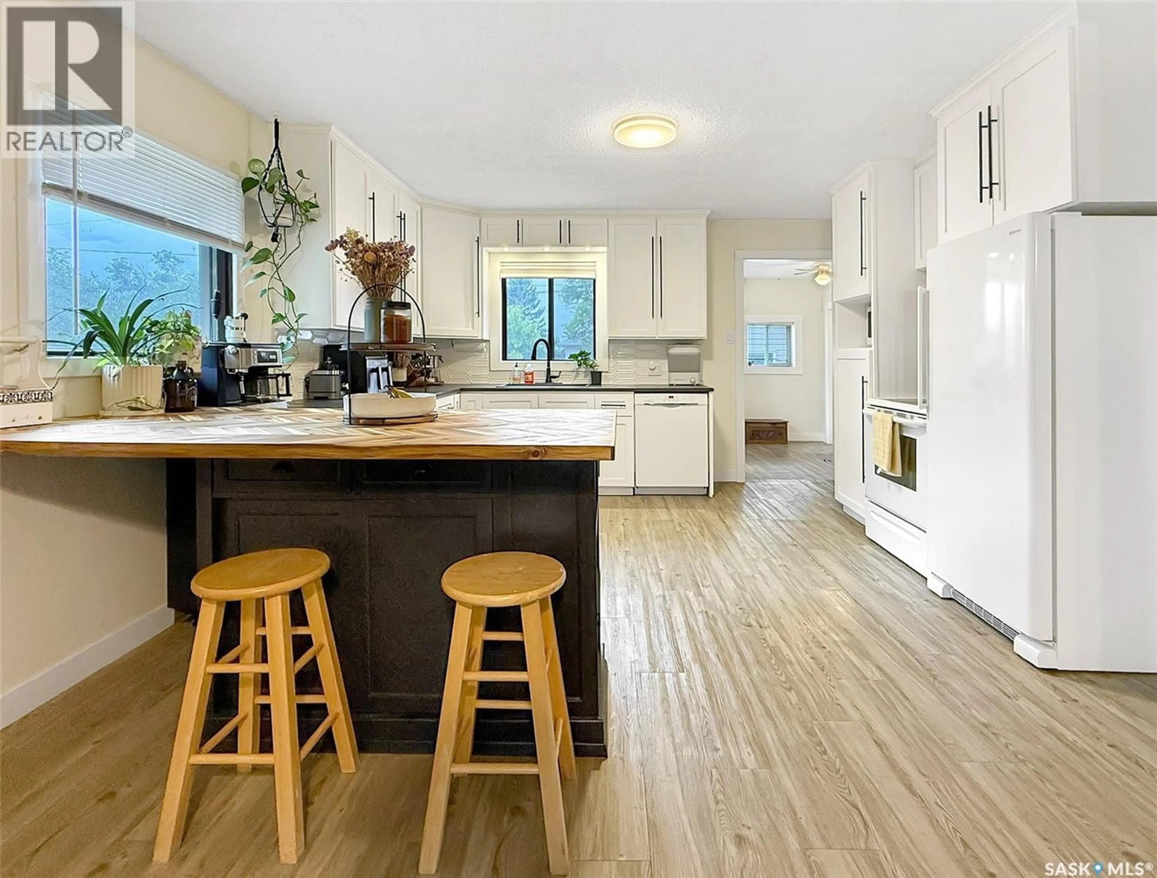 Open concept kitchen, unknown for 368 9TH AVENUE, Swift Current Saskatchewan S9H1A9