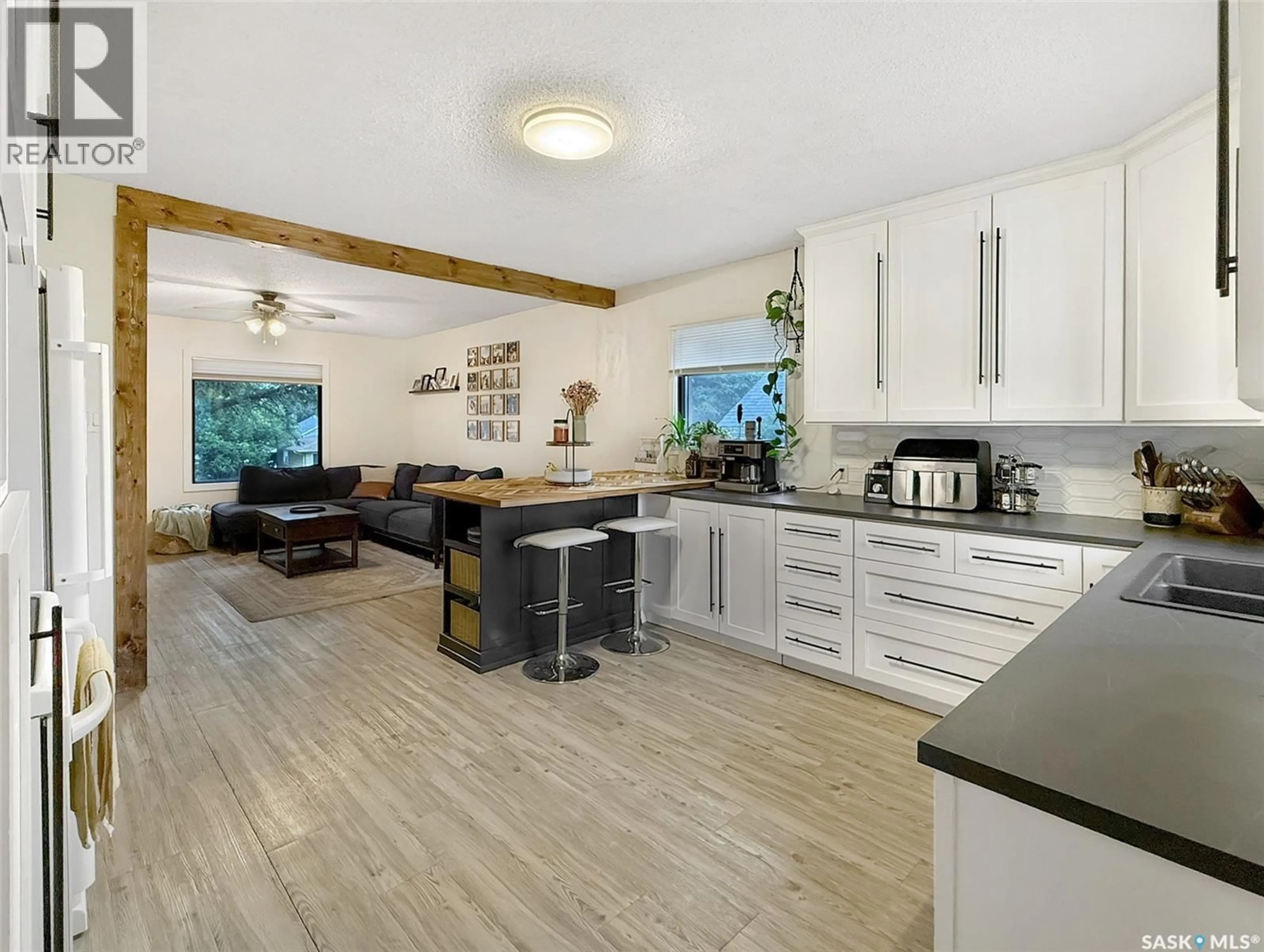 Open concept kitchen, unknown for 368 9TH AVENUE, Swift Current Saskatchewan S9H1A9