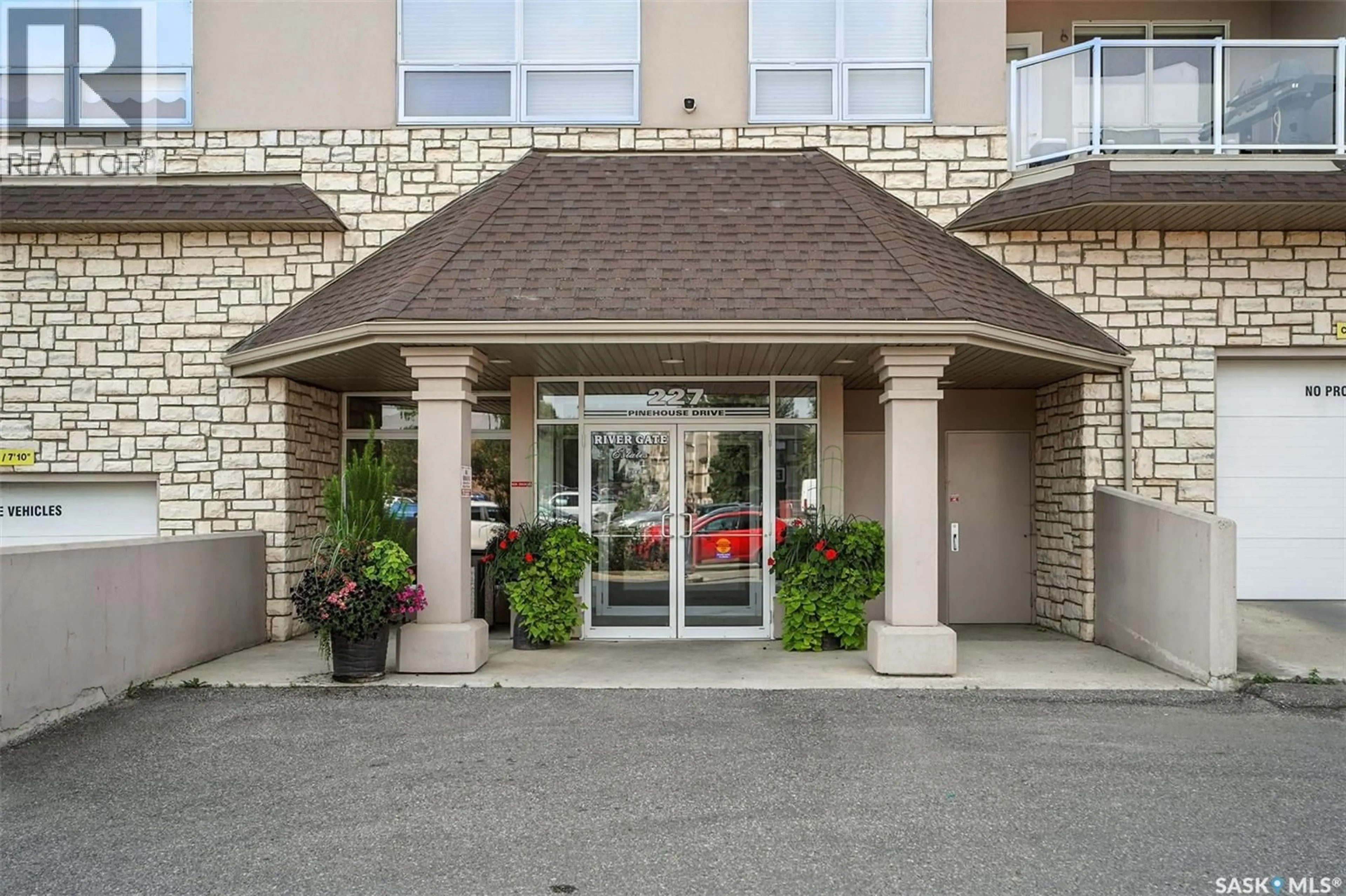 Indoor foyer for 227 - 307 PINEHOUSE DRIVE, Saskatoon Saskatchewan S7K6N9