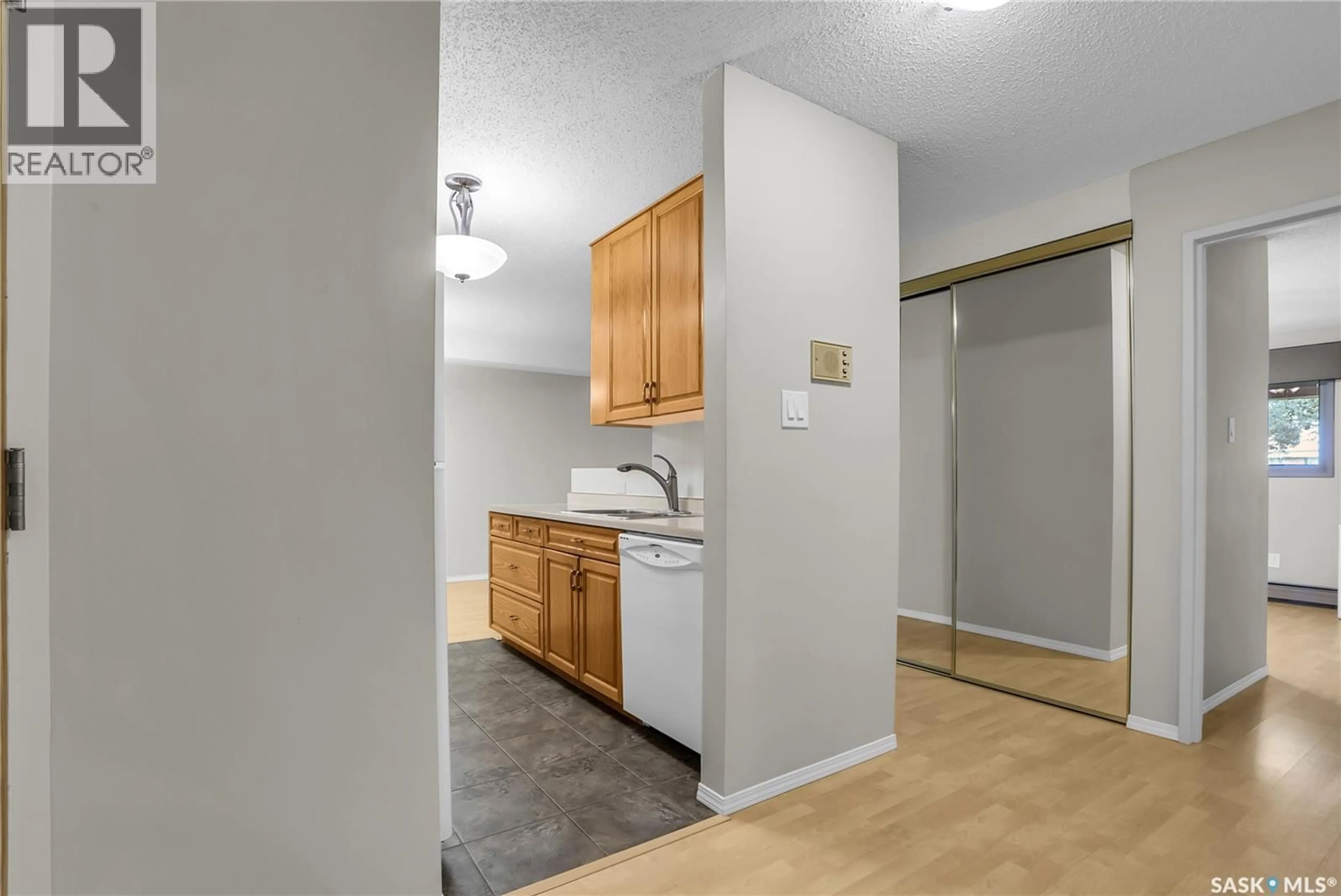 Standard kitchen, unknown for 130 - 105 EDINBURGH PLACE, Saskatoon Saskatchewan S7J5J7