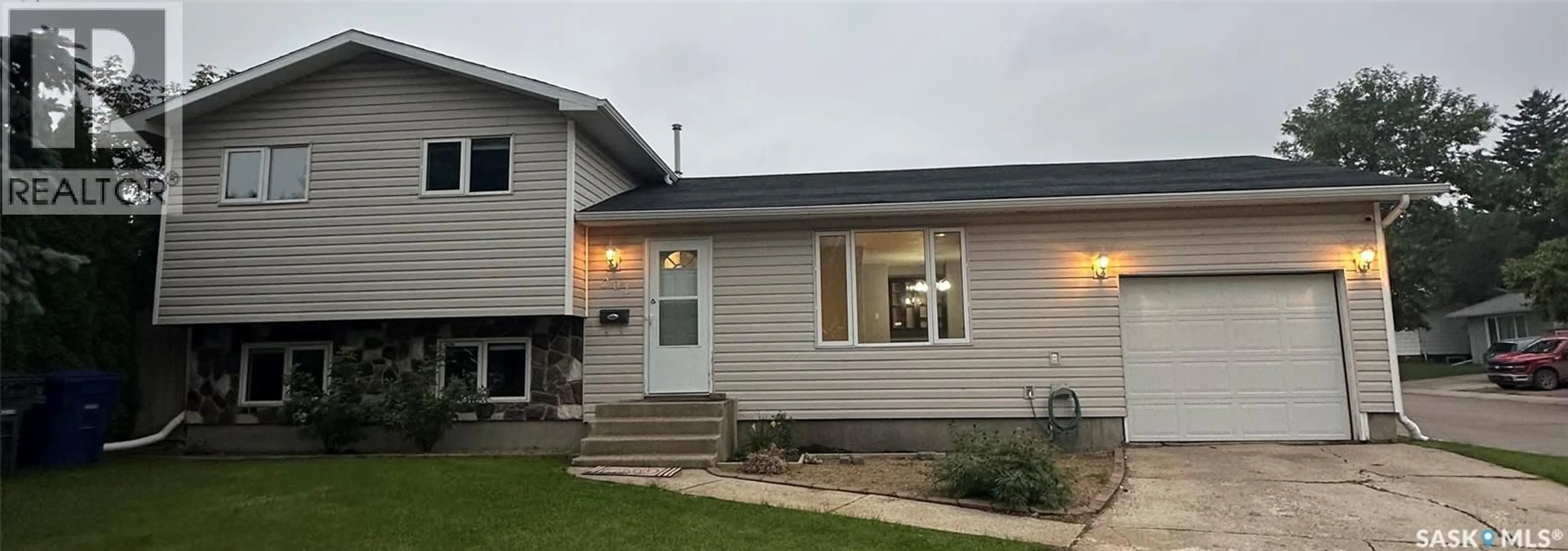 Home with vinyl exterior material, street for 201 HAVILAND CRESCENT, Saskatoon Saskatchewan S7L5B1