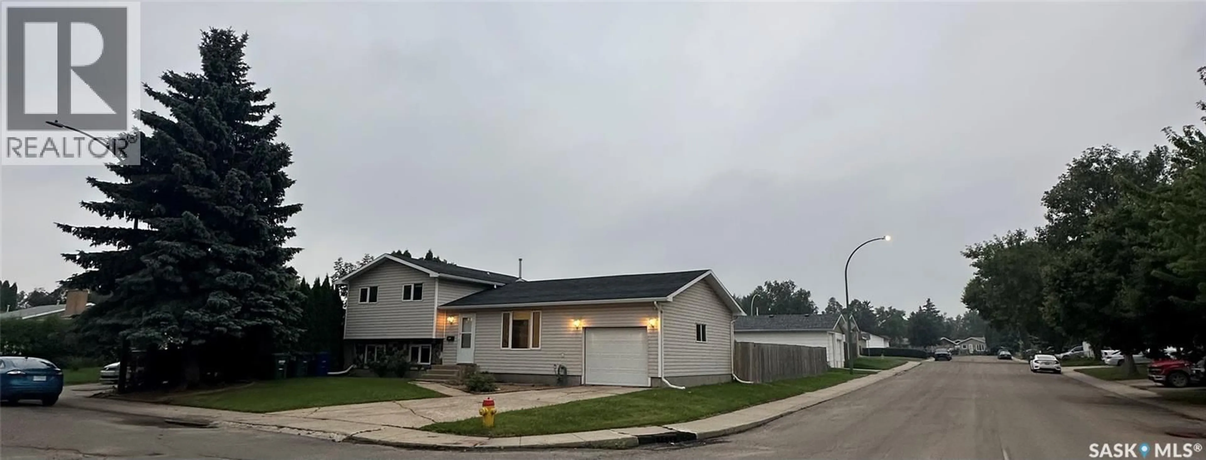 Home with vinyl exterior material, street for 201 HAVILAND CRESCENT, Saskatoon Saskatchewan S7L5B1