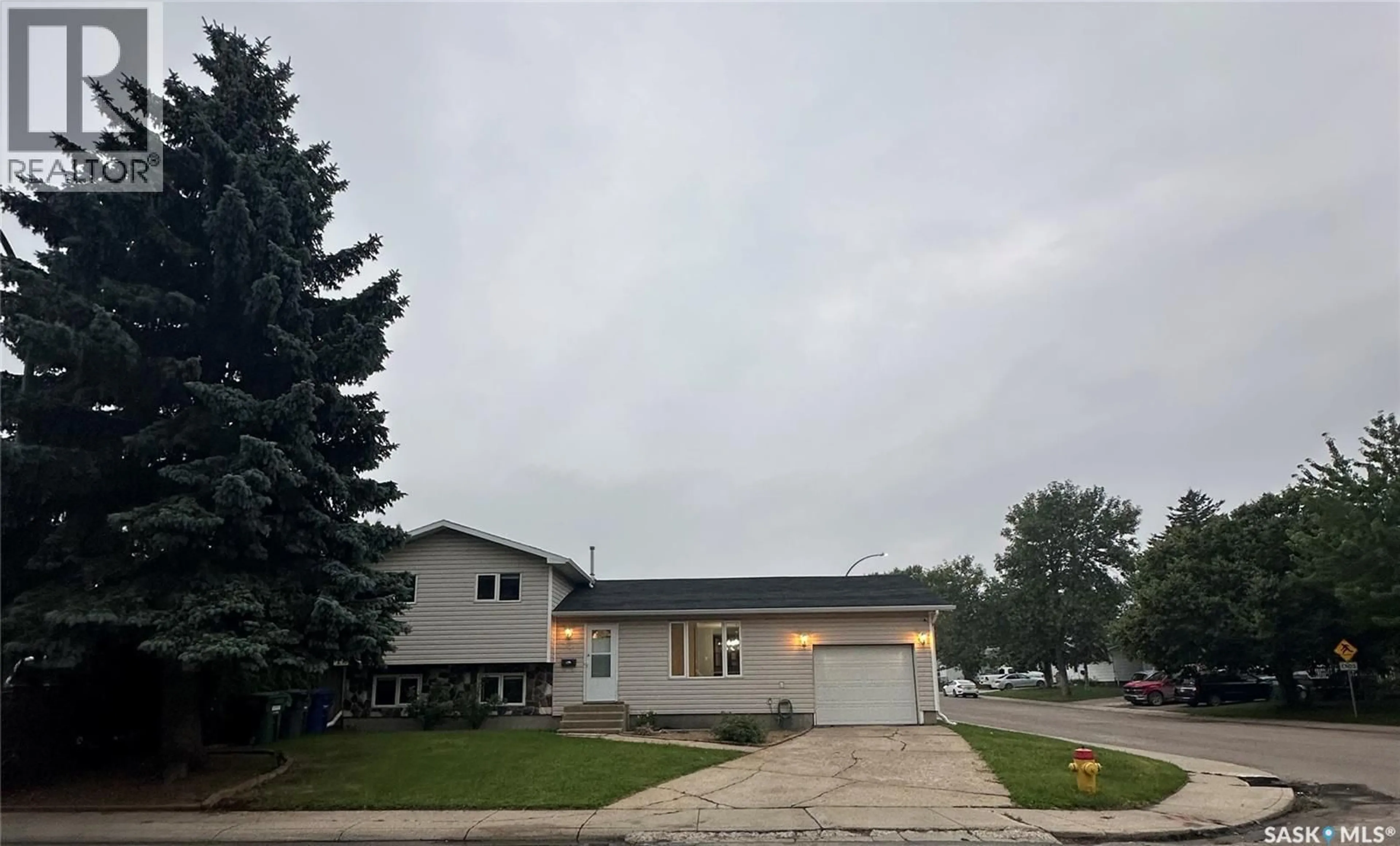 Home with vinyl exterior material, street for 201 HAVILAND CRESCENT, Saskatoon Saskatchewan S7L5B1