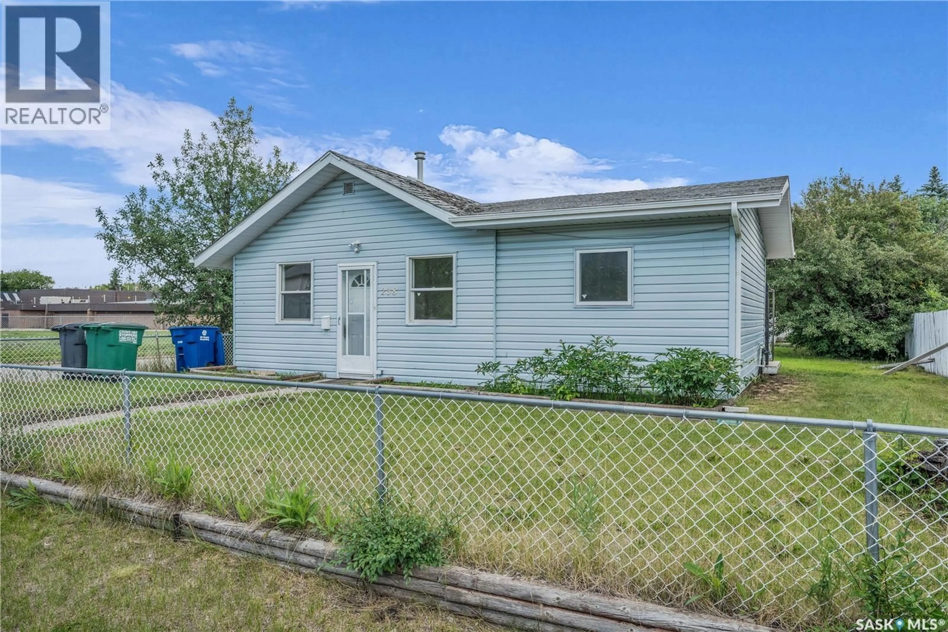 Home with vinyl exterior material, street for 238 R AVENUE, Saskatoon Saskatchewan S7L2Y7