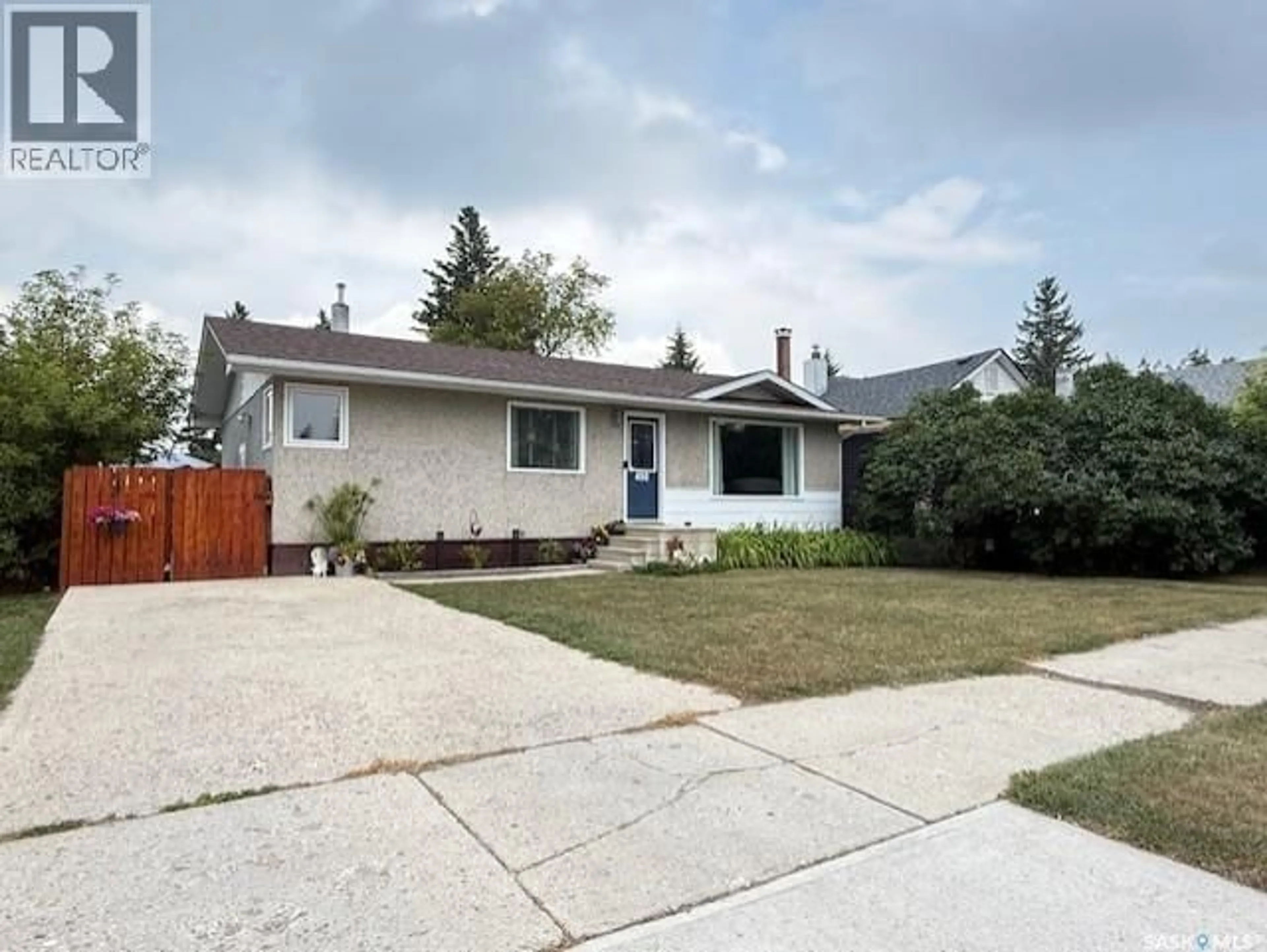 Home with vinyl exterior material, street for 450 6TH AVENUE, Melville Saskatchewan S0A2P0