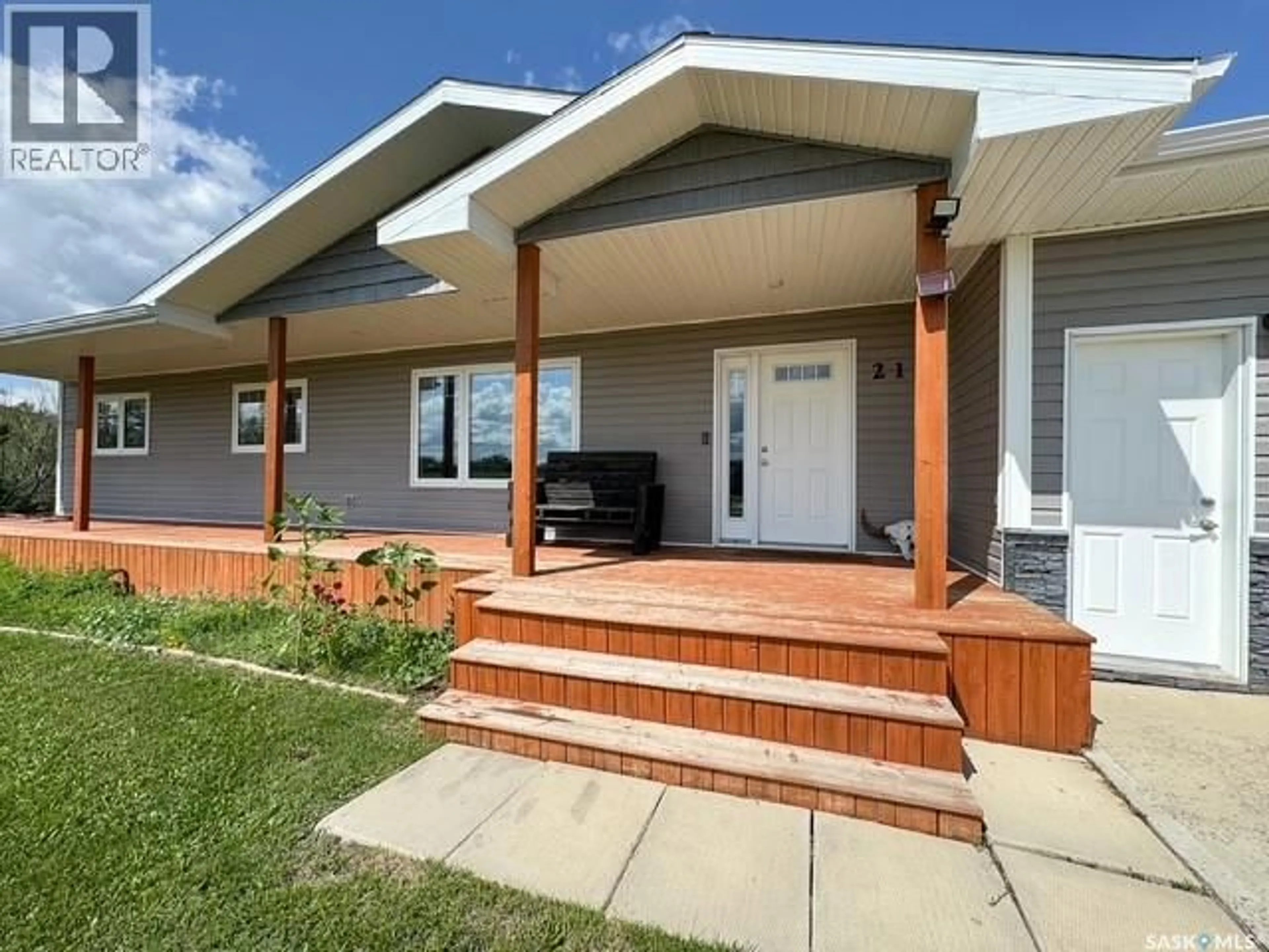 Home with vinyl exterior material, street for 212 FEHR AVENUE, Swift Current Rm No. 137 Saskatchewan S0N2Y0