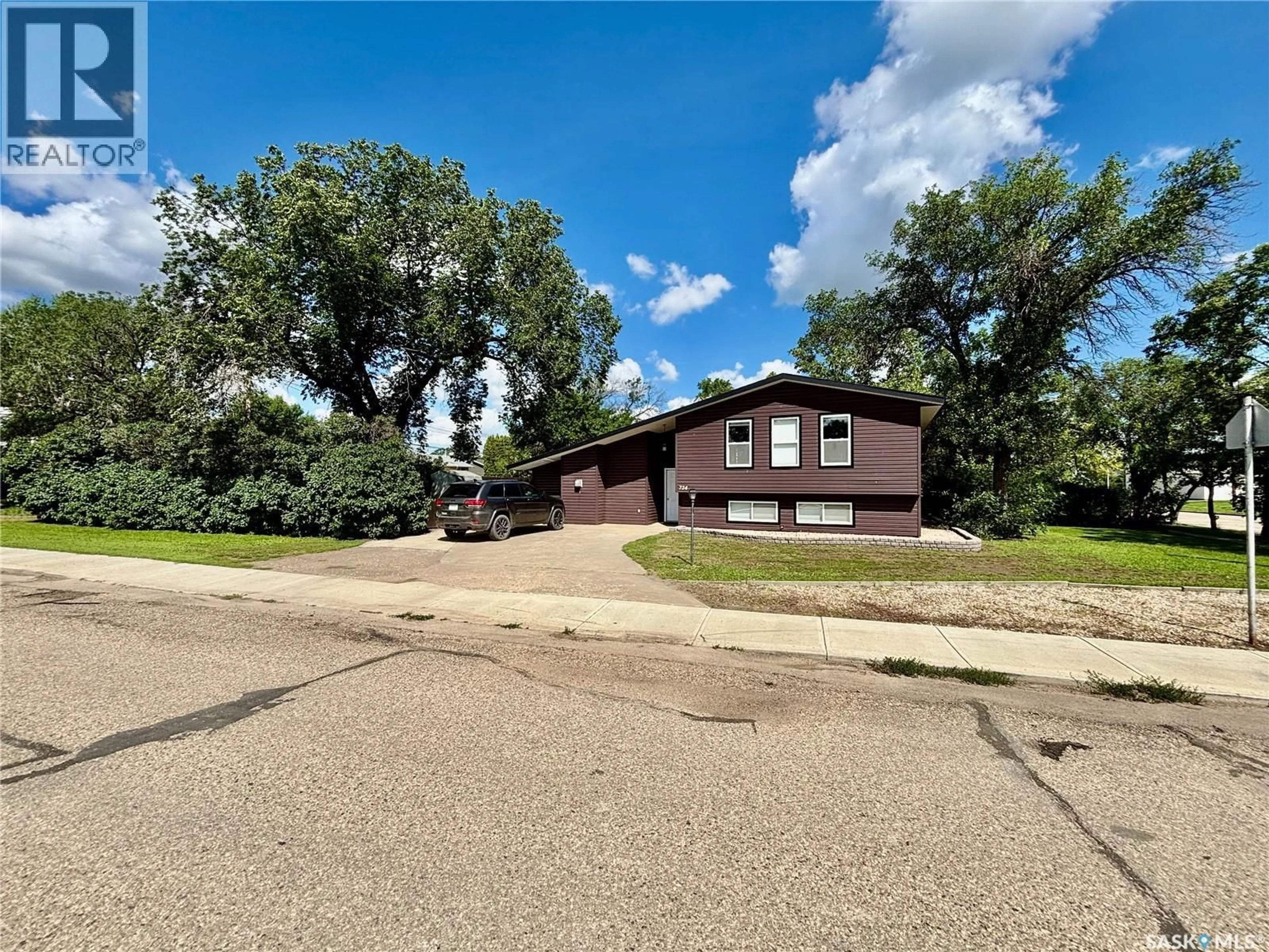 A pic from outside/outdoor area/front of a property/back of a property/a pic from drone, street for 724 4TH STREET, Assiniboia Saskatchewan S0H0B0