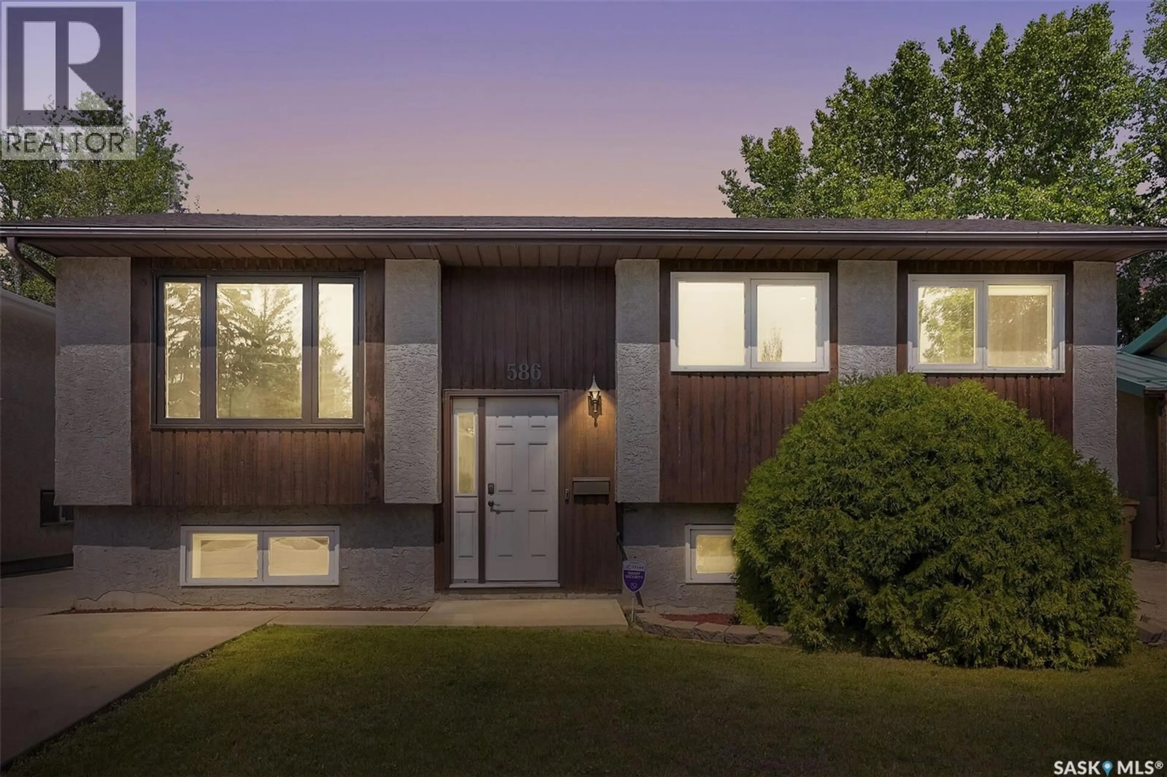Home with vinyl exterior material, street for 586 RINK AVENUE, Regina Saskatchewan S4X2E9