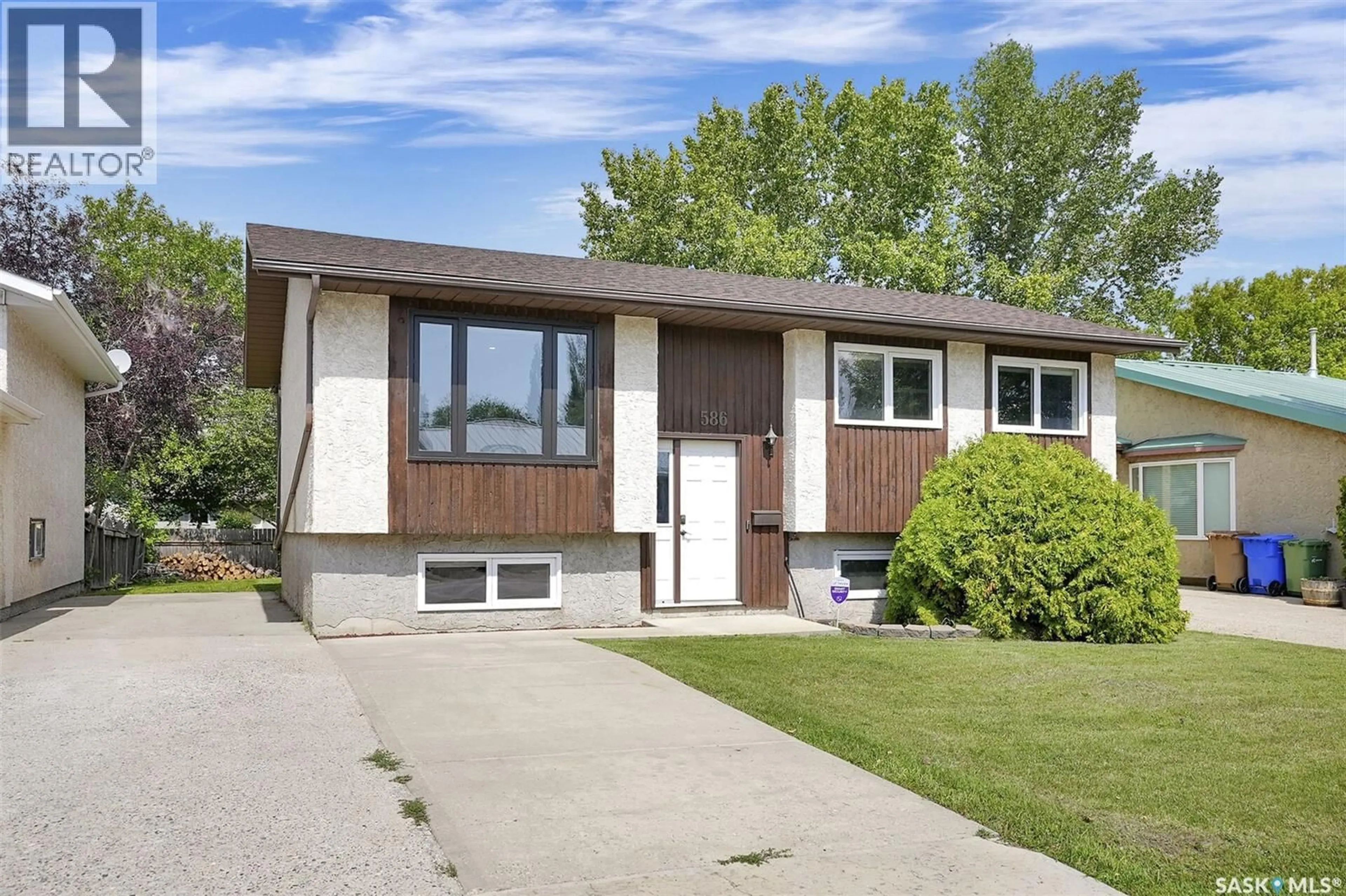 Home with vinyl exterior material, street for 586 RINK AVENUE, Regina Saskatchewan S4X2E9