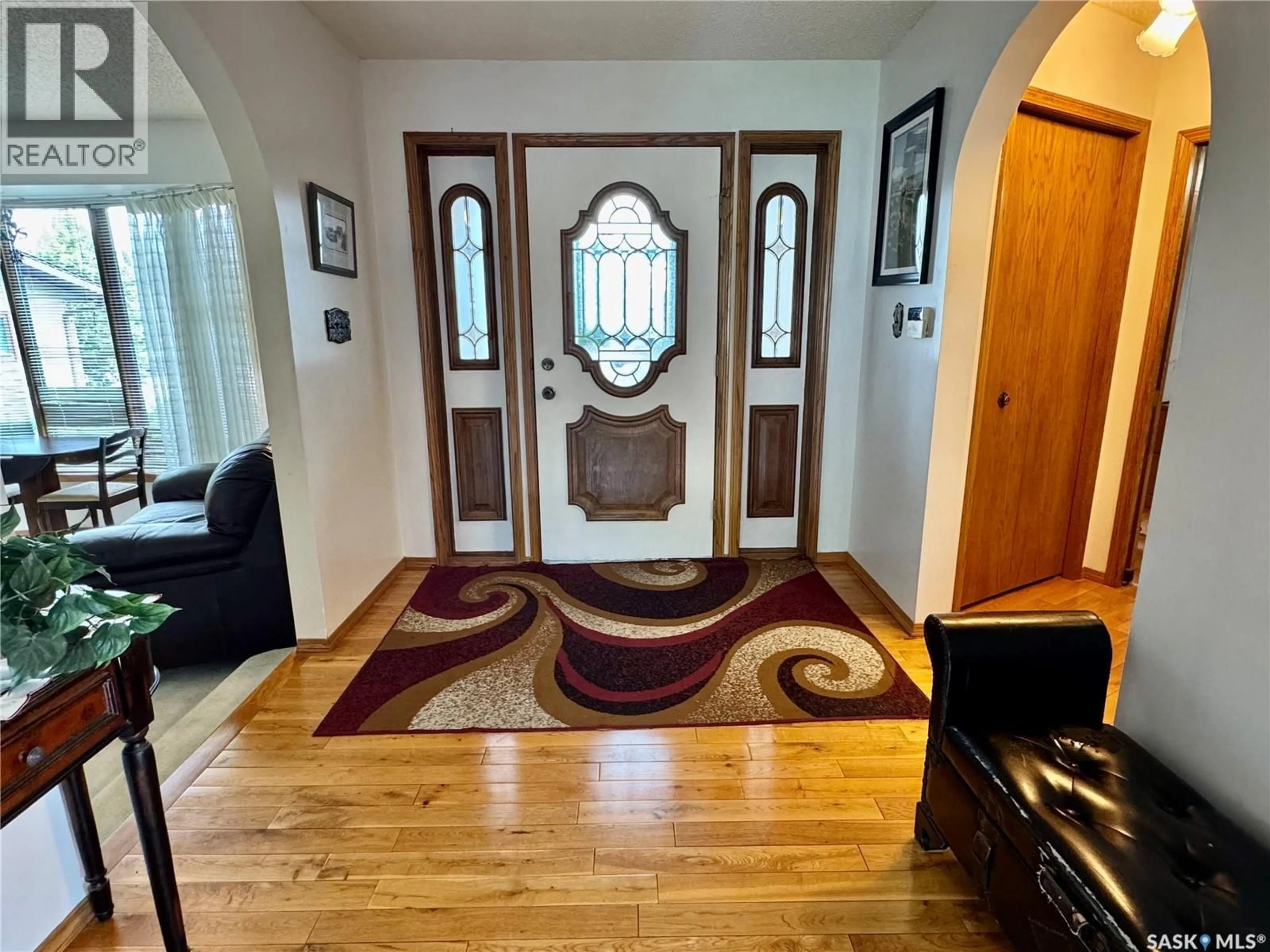 Indoor entryway for 8 DUNNING BAY, Yorkton Saskatchewan S3N3X1