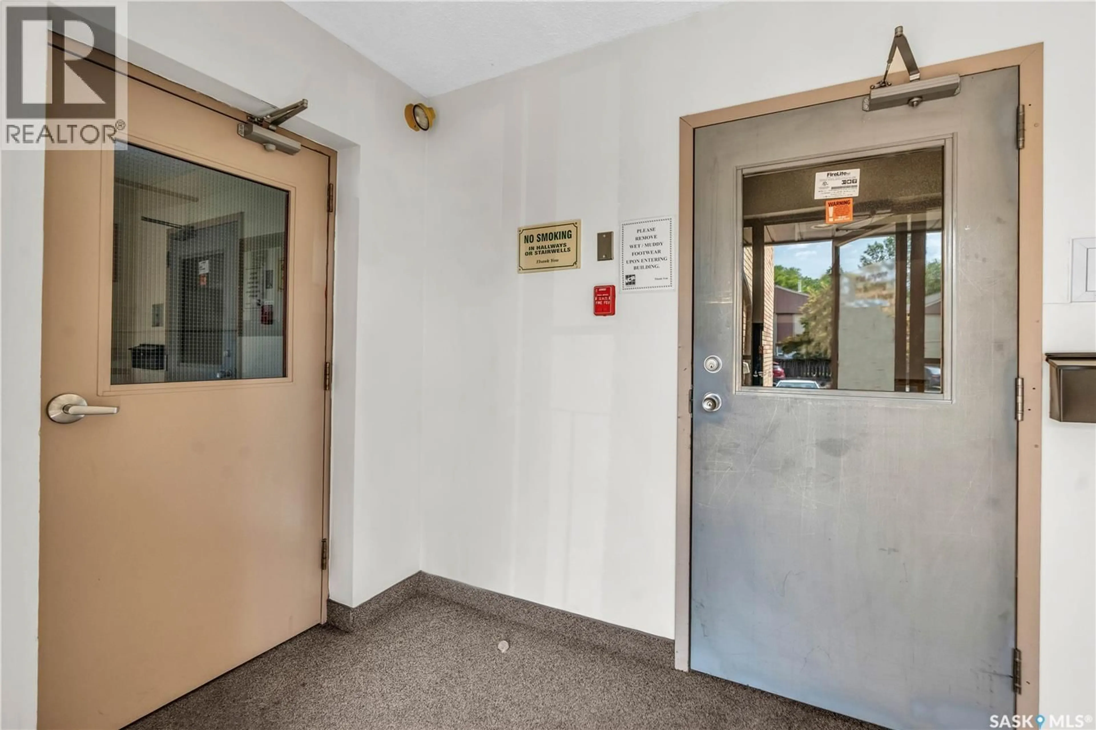Indoor foyer for 304 411 TAIT COURT, Saskatoon Saskatchewan S7H5L3