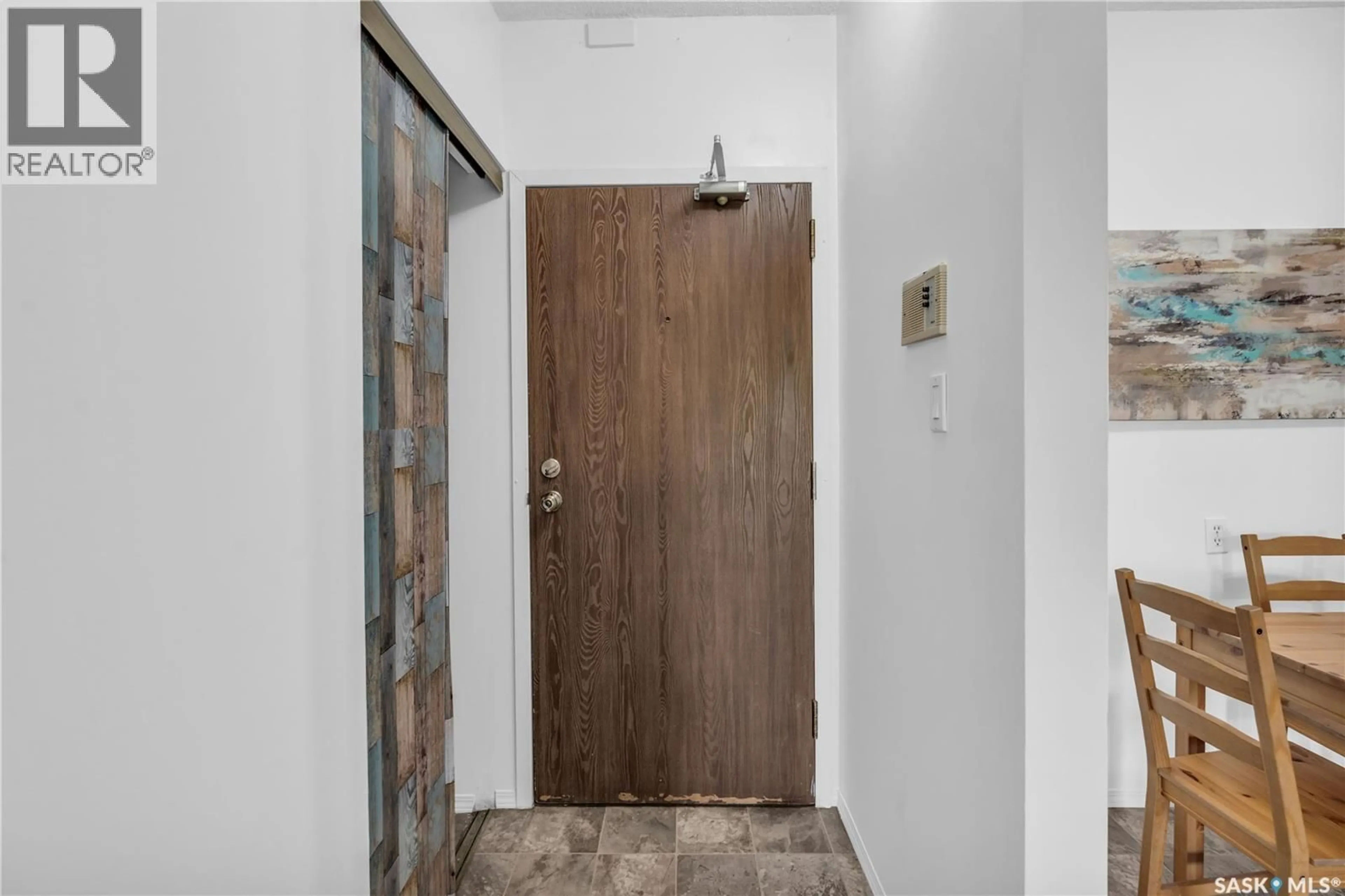 Indoor foyer for 304 411 TAIT COURT, Saskatoon Saskatchewan S7H5L3