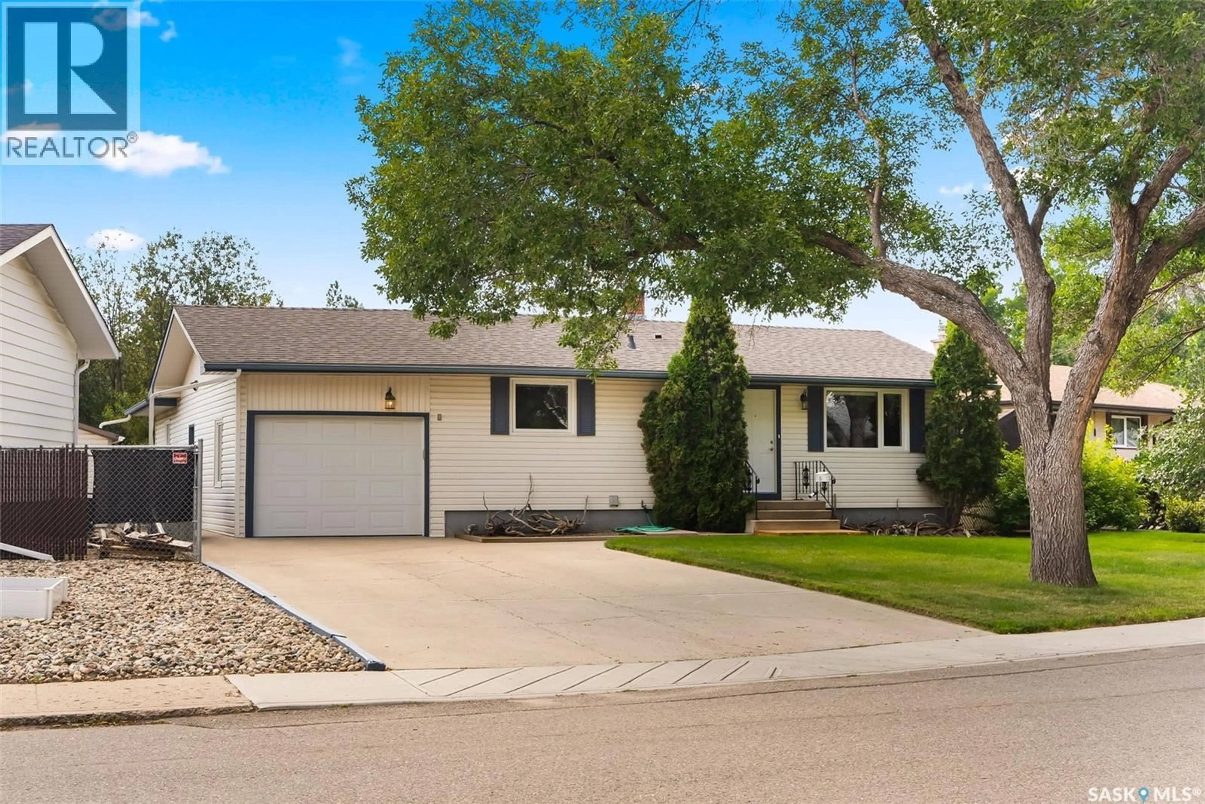 Home with vinyl exterior material, street for 15 HAMMOND ROAD, Regina Saskatchewan S4R3C7