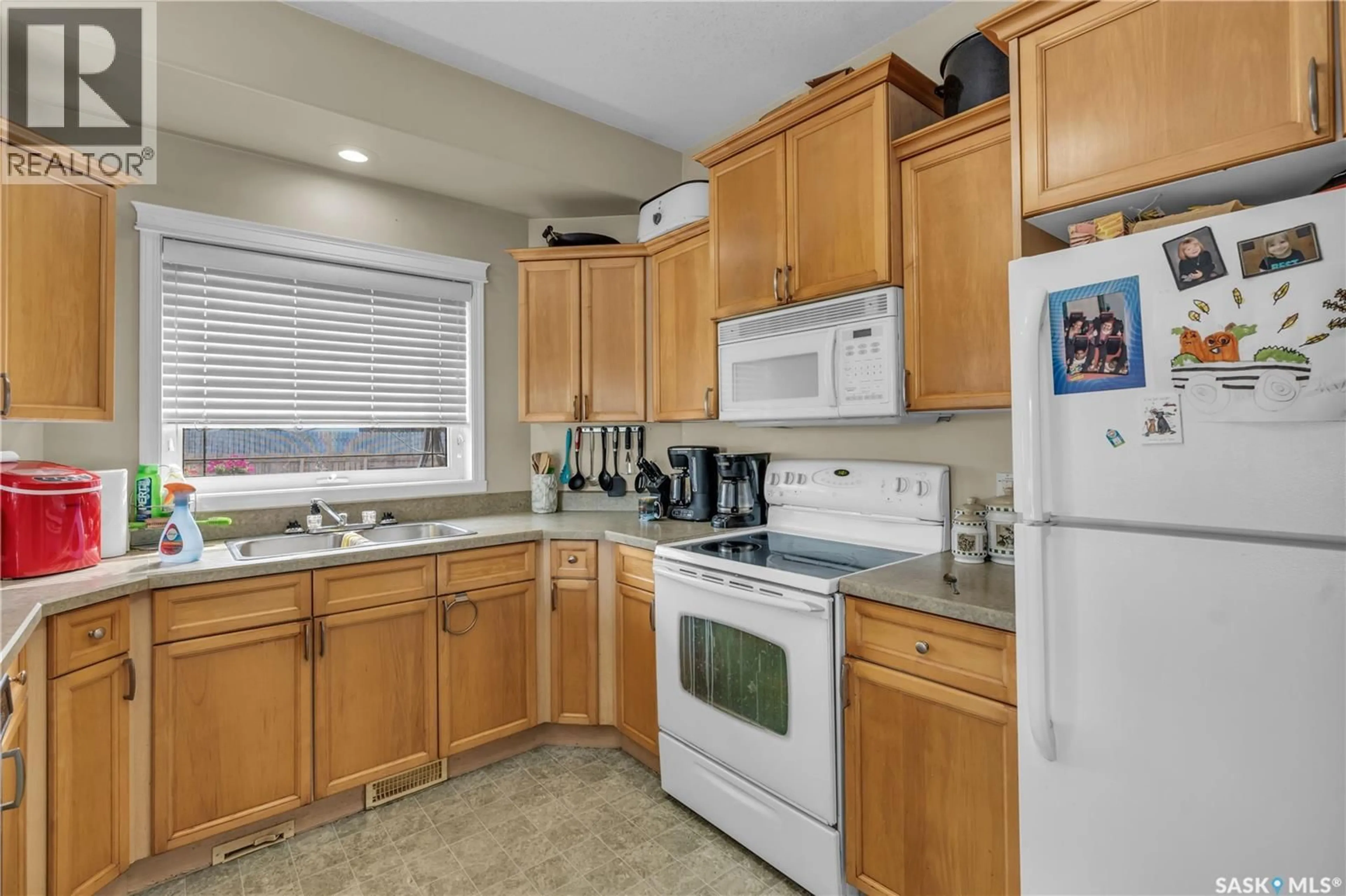 Standard kitchen, ceramic/tile floor for 319 3RD AVENUE, Martensville Saskatchewan S0K0A2