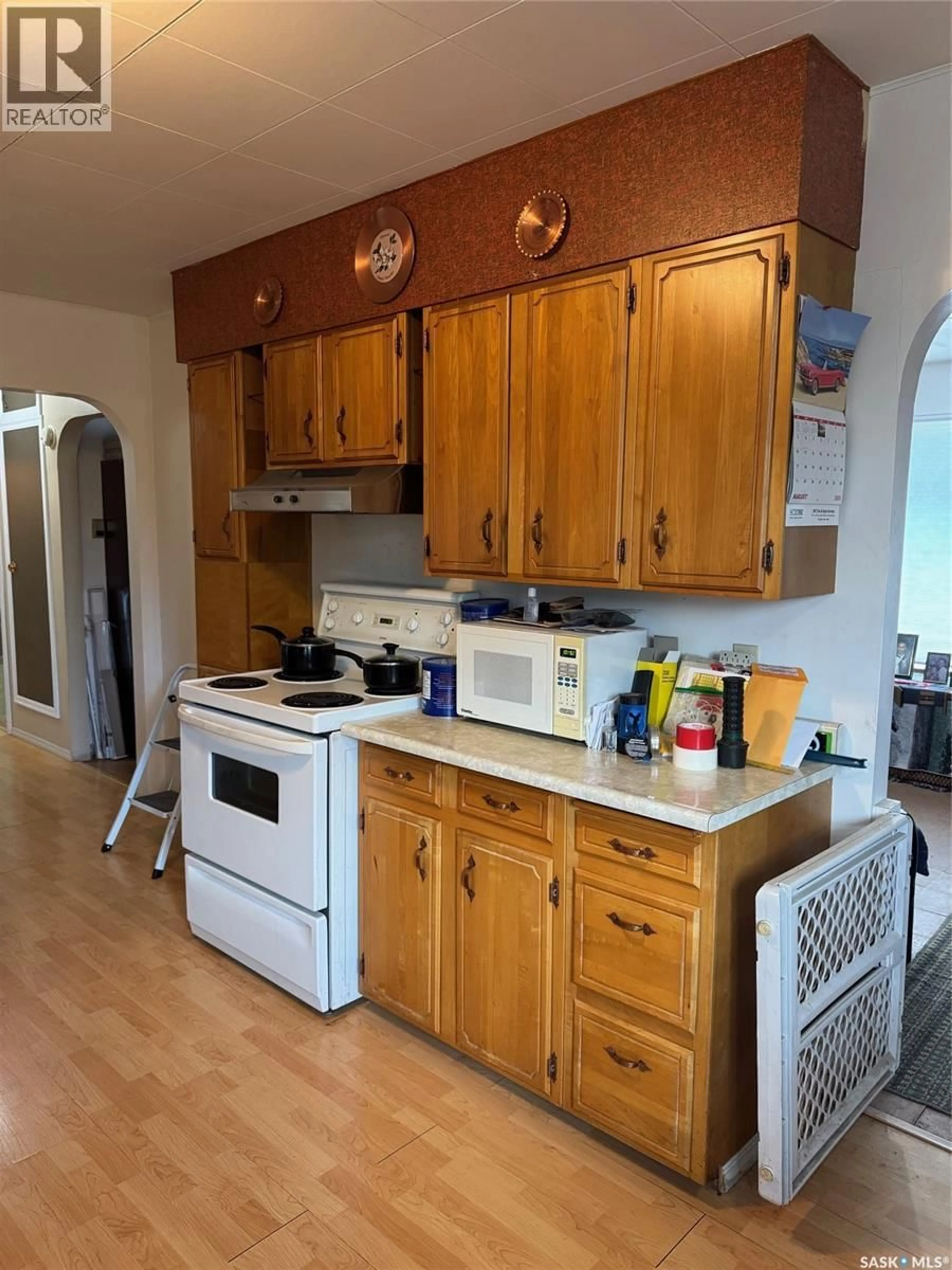 Standard kitchen, unknown for 301 26TH STREET, Battleford Saskatchewan S0M0E0