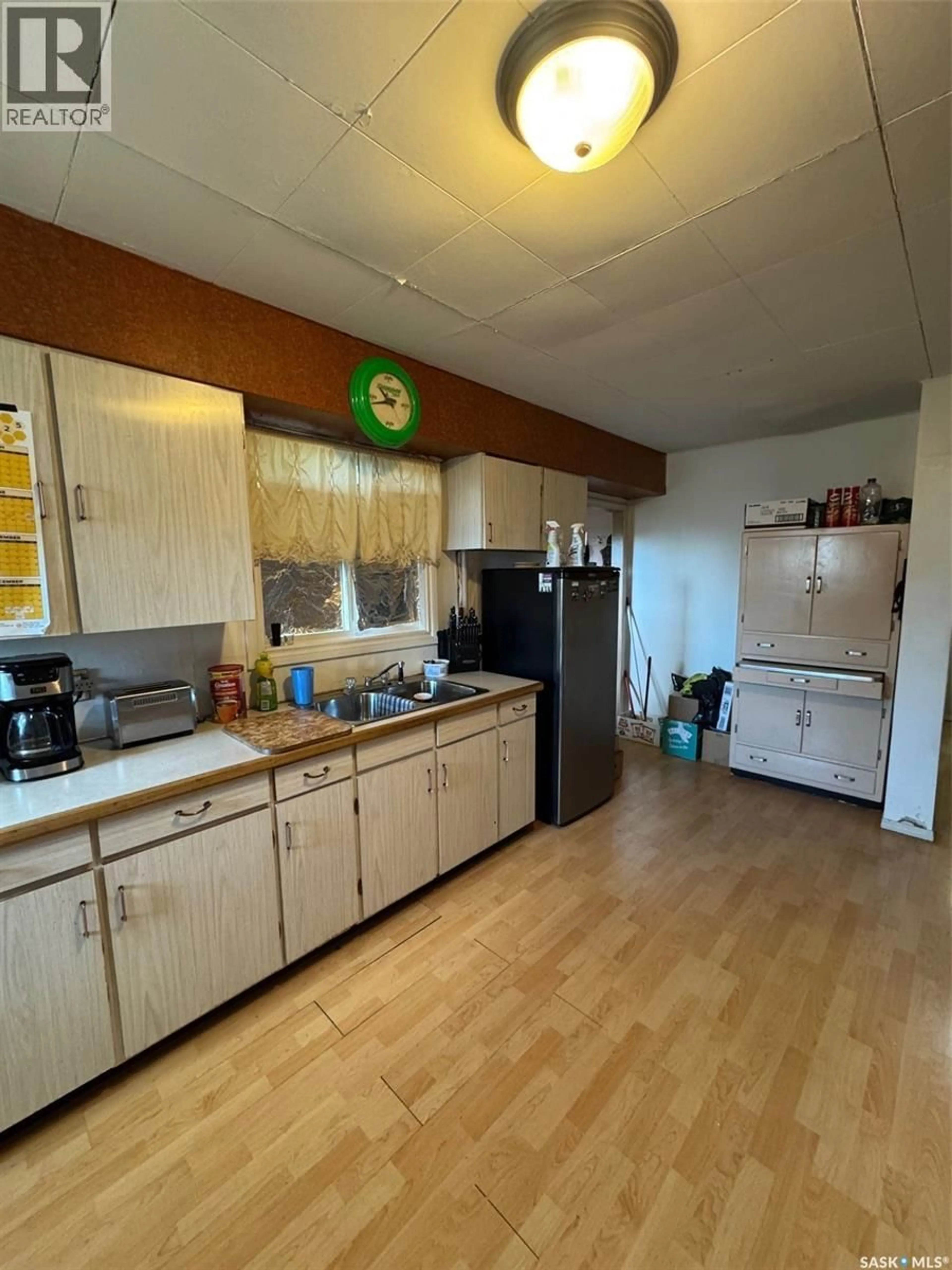 Standard kitchen, unknown for 301 26TH STREET, Battleford Saskatchewan S0M0E0
