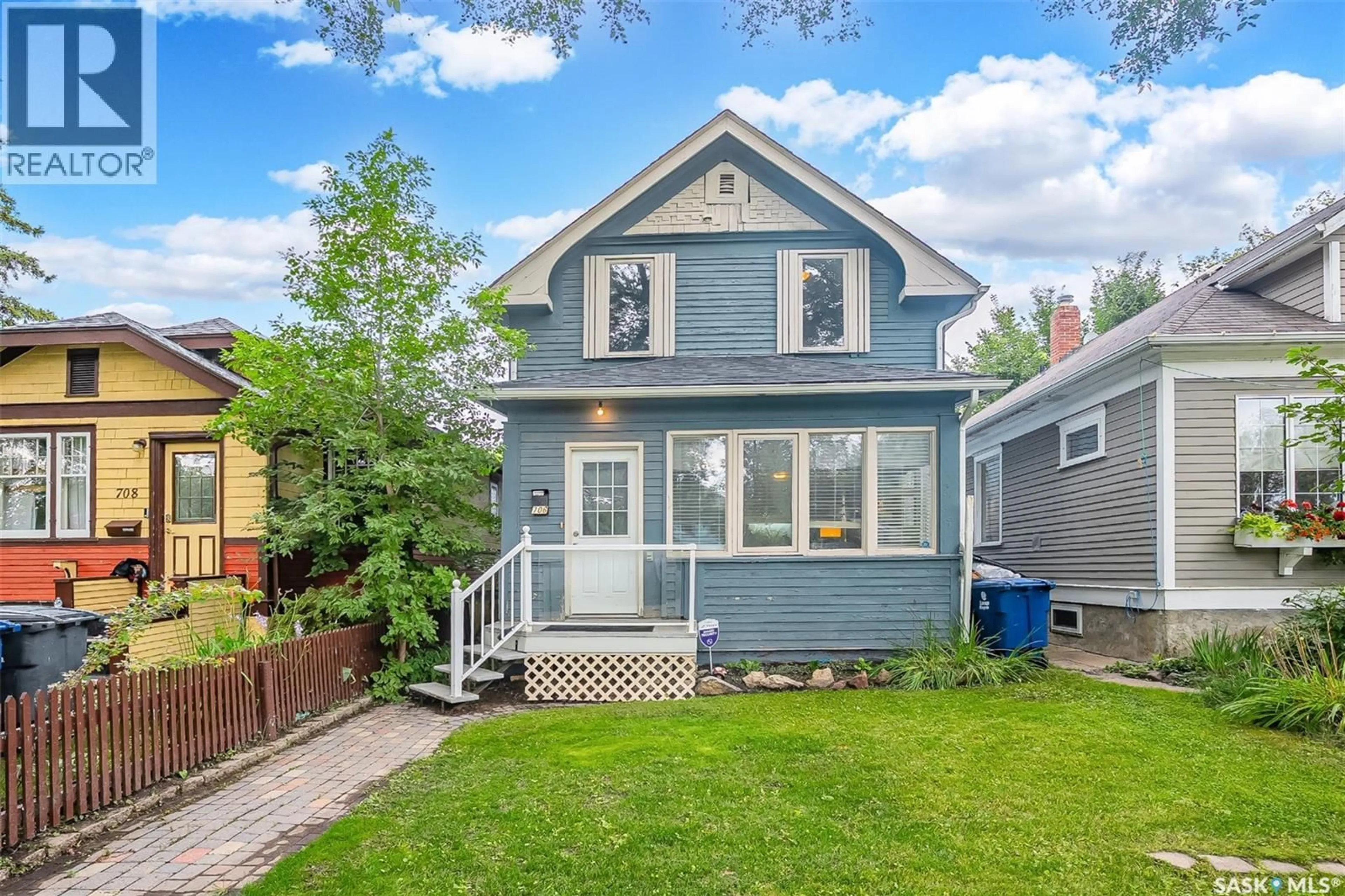 Home with vinyl exterior material, street for 706 32ND STREET, Saskatoon Saskatchewan S7L0T4