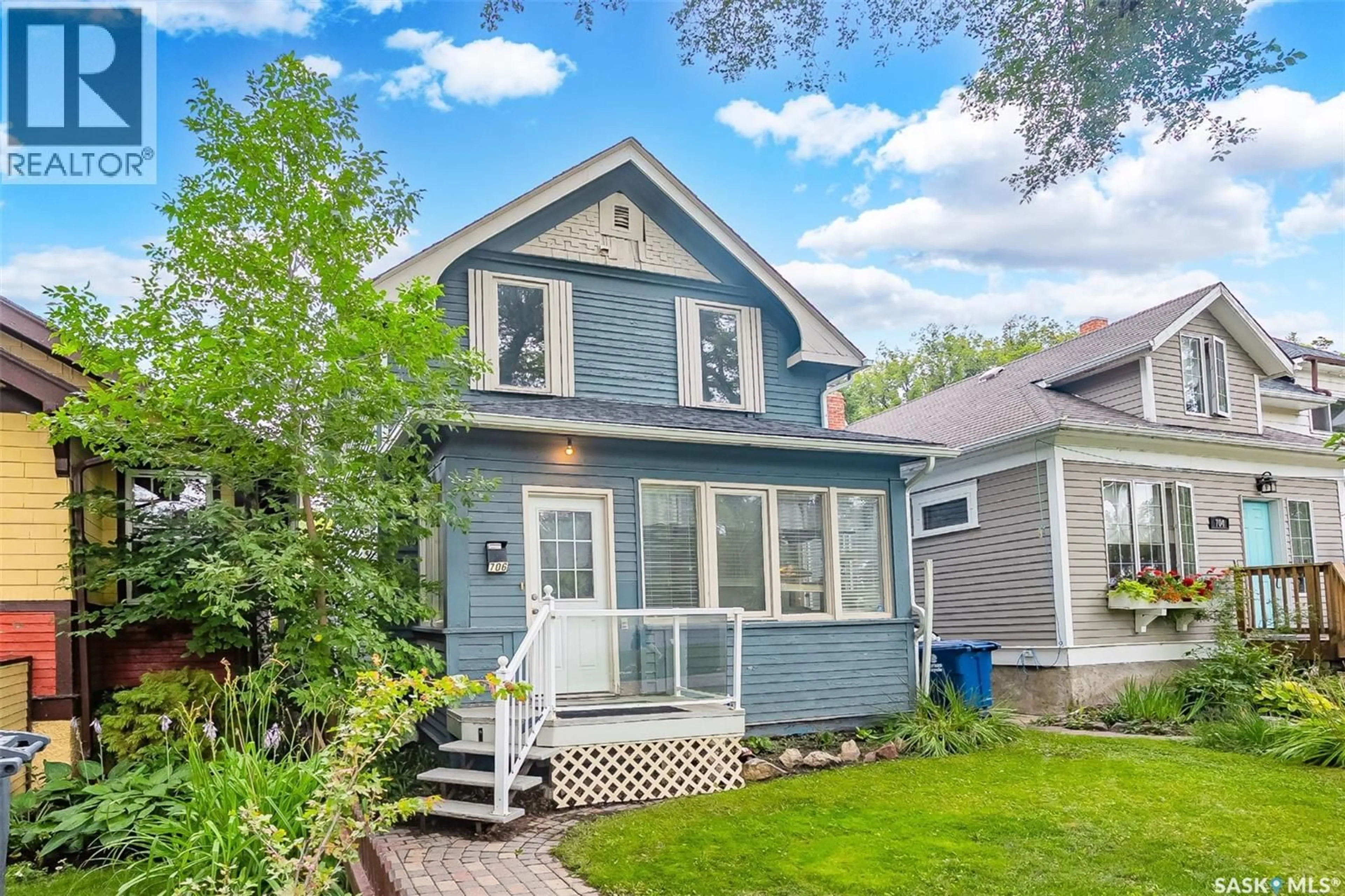 Home with vinyl exterior material, street for 706 32ND STREET, Saskatoon Saskatchewan S7L0T4