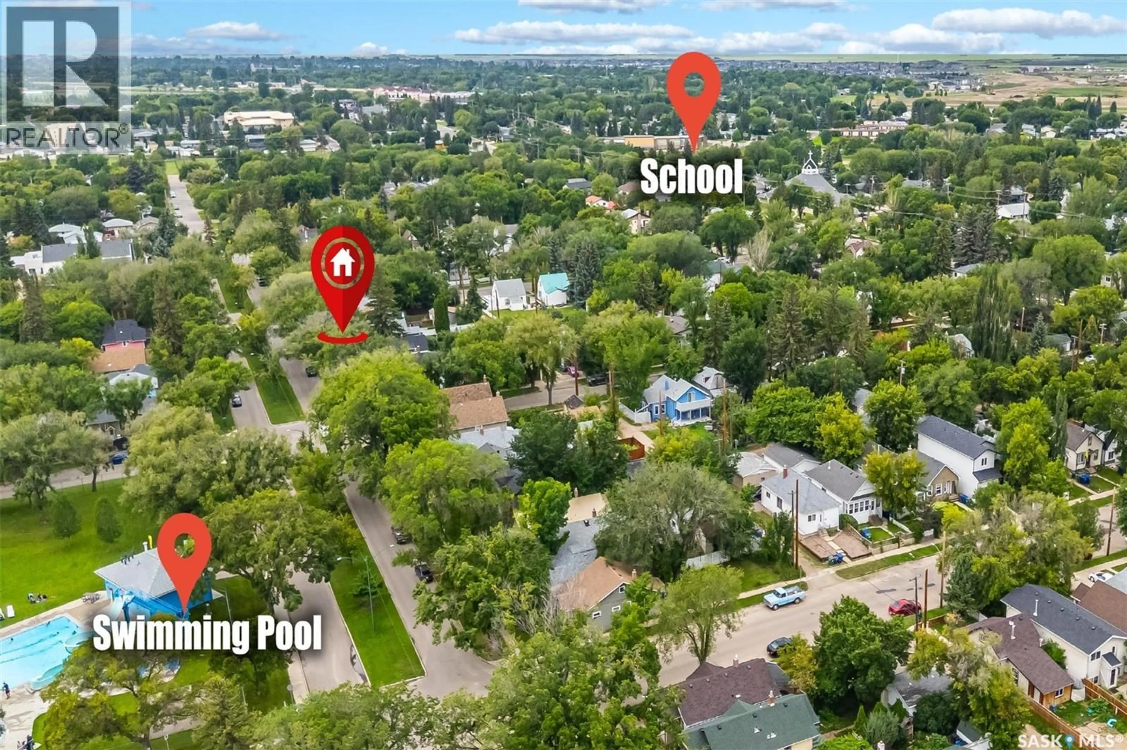 A pic from outside/outdoor area/front of a property/back of a property/a pic from drone, street for 706 32ND STREET, Saskatoon Saskatchewan S7L0T4